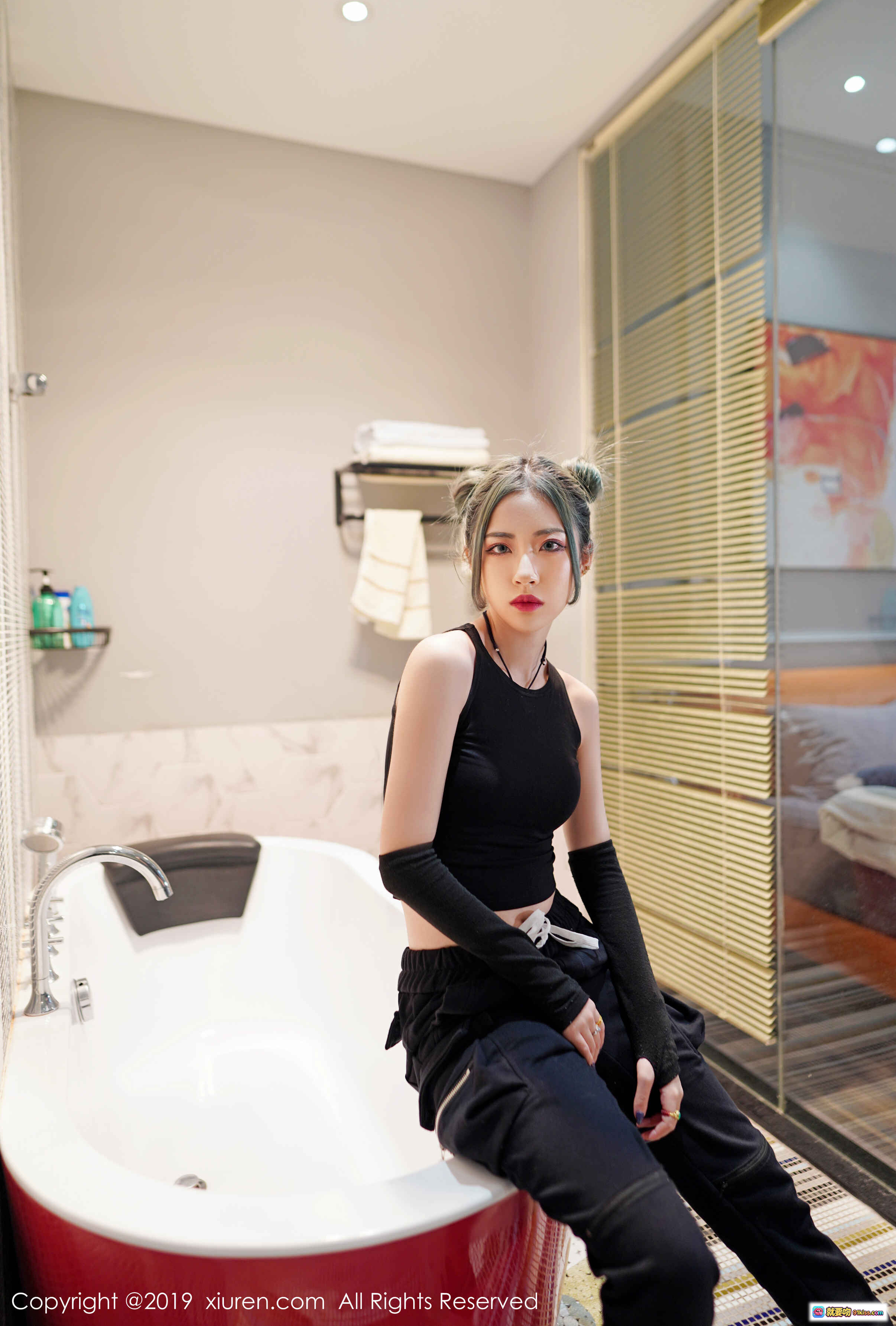 贾诗晗浴室写真 | 黑色运动风穿搭 | 双丸子头造型 | 红白浴缸场景 | 秀人网2019精选人像摄影 - 就要吻