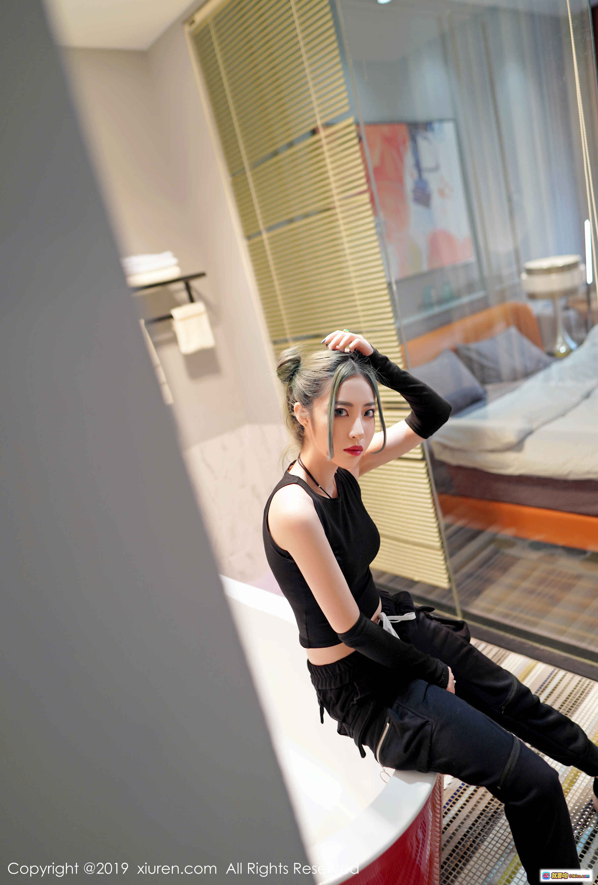 图片[8] - 贾诗晗浴室写真 | 黑色运动风穿搭 | 双丸子头造型 | 红白浴缸场景 | 秀人网2019精选人像摄影 - 就要吻