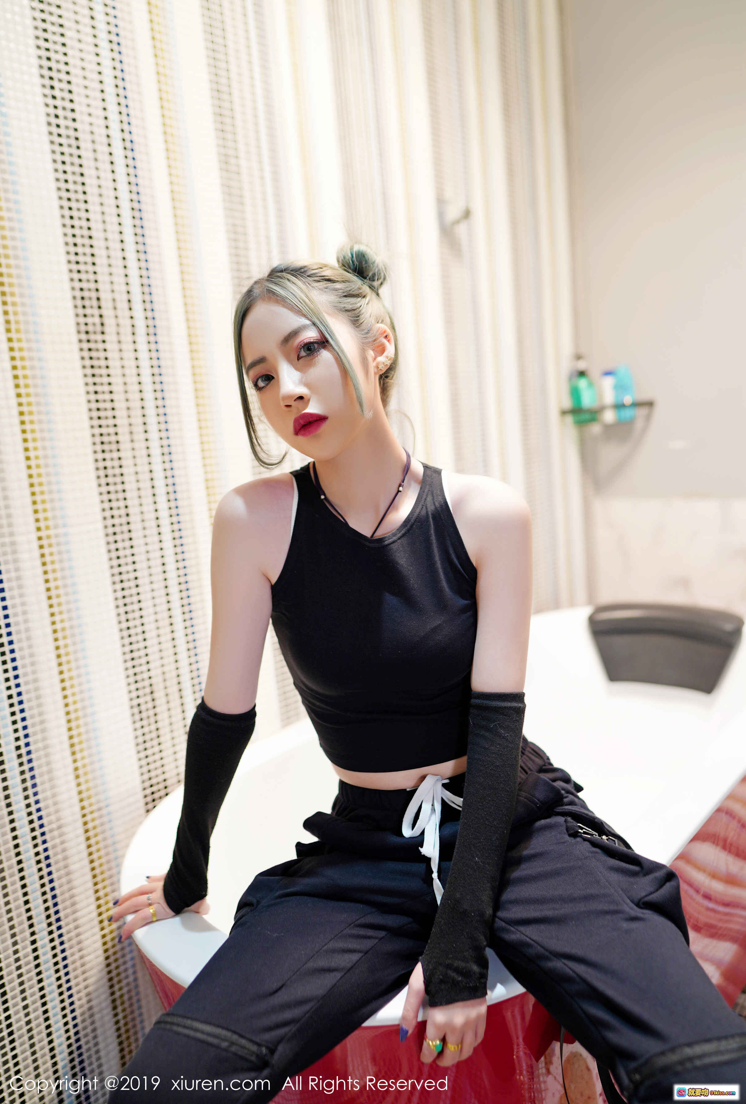 图片[7] - 贾诗晗浴室写真 | 黑色运动风穿搭 | 双丸子头造型 | 红白浴缸场景 | 秀人网2019精选人像摄影 - 就要吻