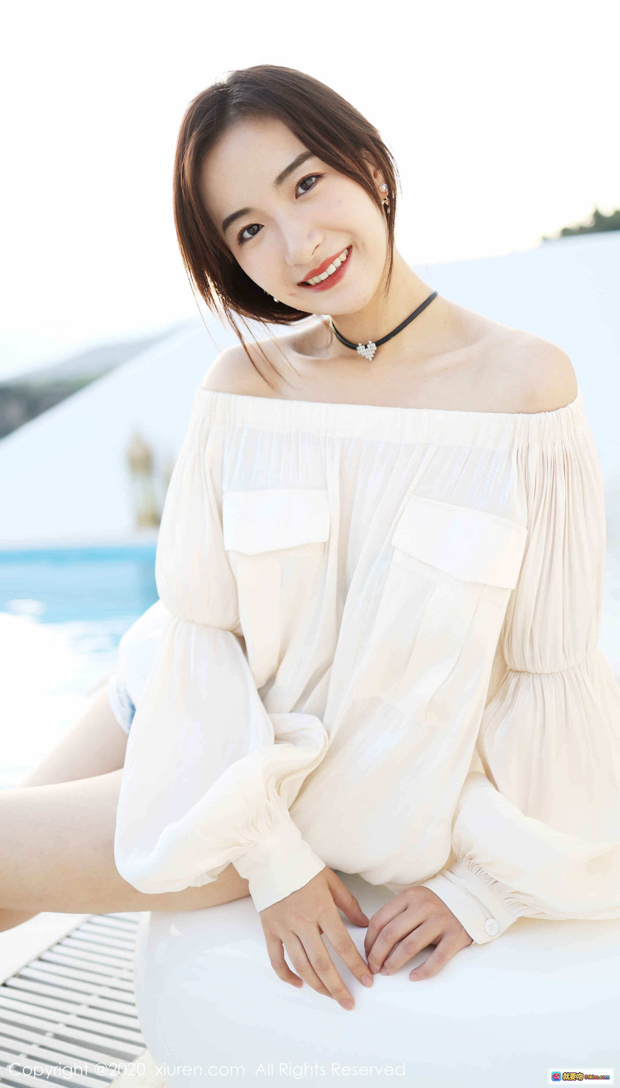 图片[3] - 艺儿拿铁泳池边优雅写真 | 白色露肩裙少女风 | 湖景山色背景 | XIUREN秀人网No.1956高清美图 - 就要吻