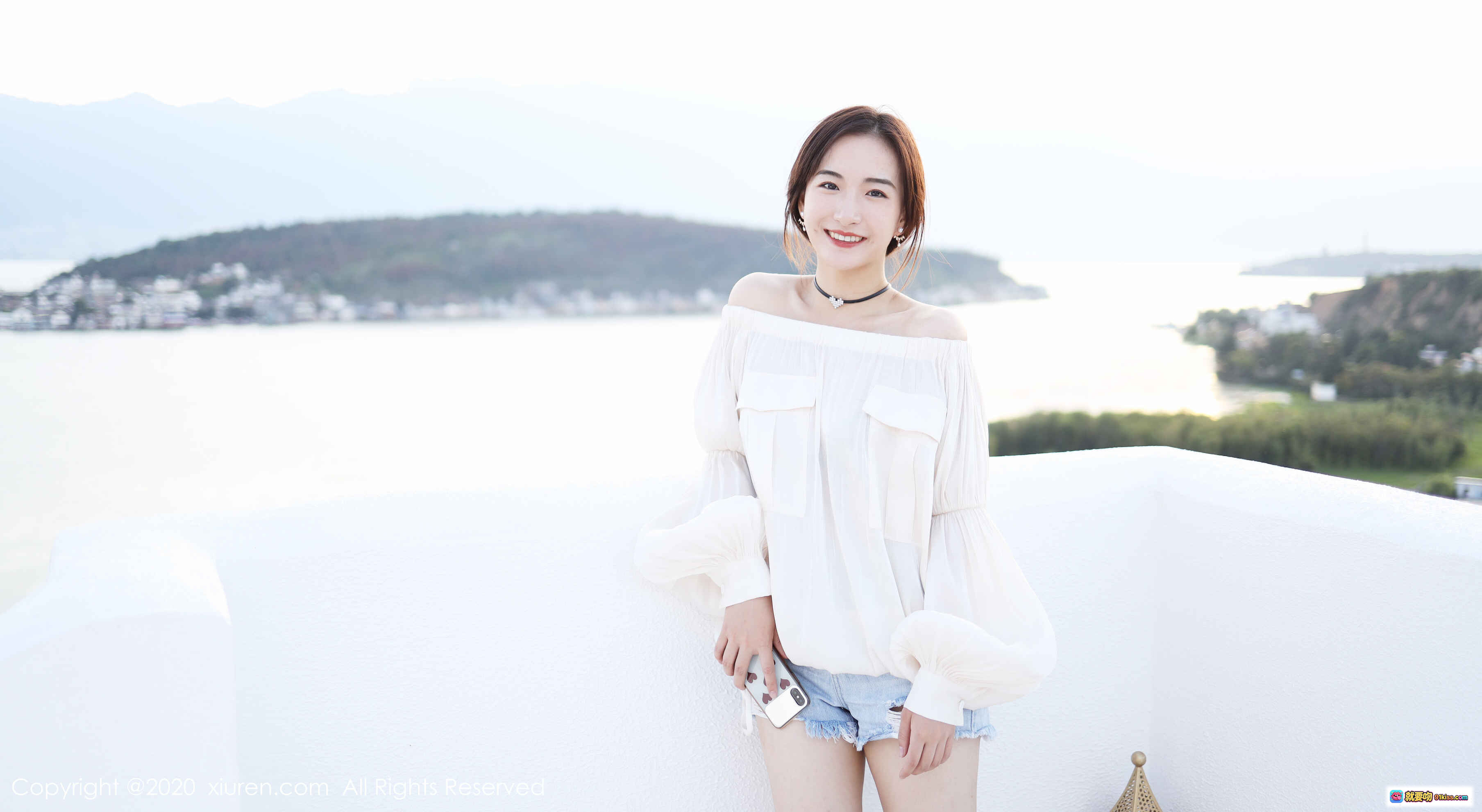 图片[7] - 艺儿拿铁泳池边优雅写真 | 白色露肩裙少女风 | 湖景山色背景 | XIUREN秀人网No.1956高清美图 - 就要吻