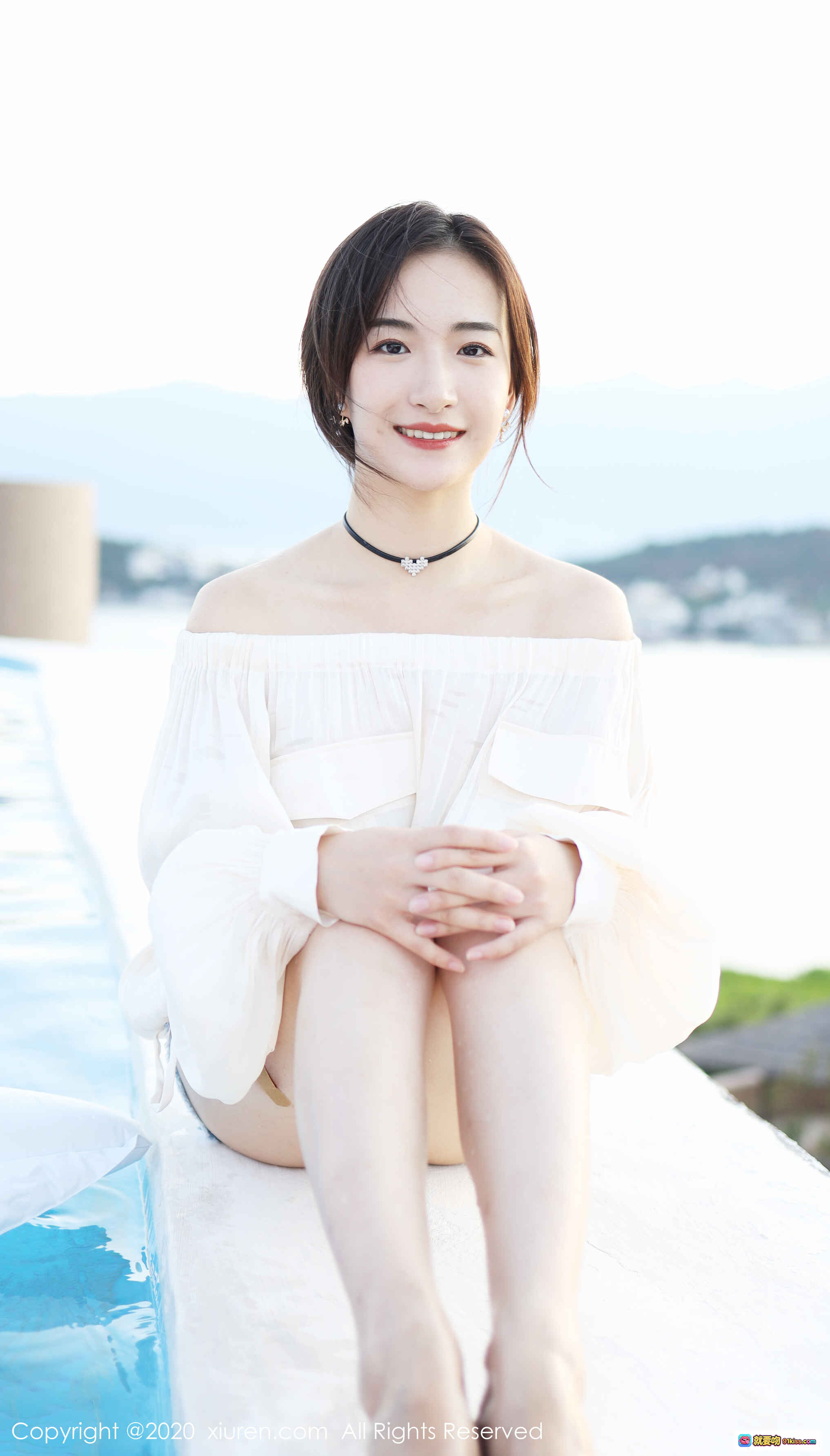 图片[6] - 艺儿拿铁泳池边优雅写真 | 白色露肩裙少女风 | 湖景山色背景 | XIUREN秀人网No.1956高清美图 - 就要吻