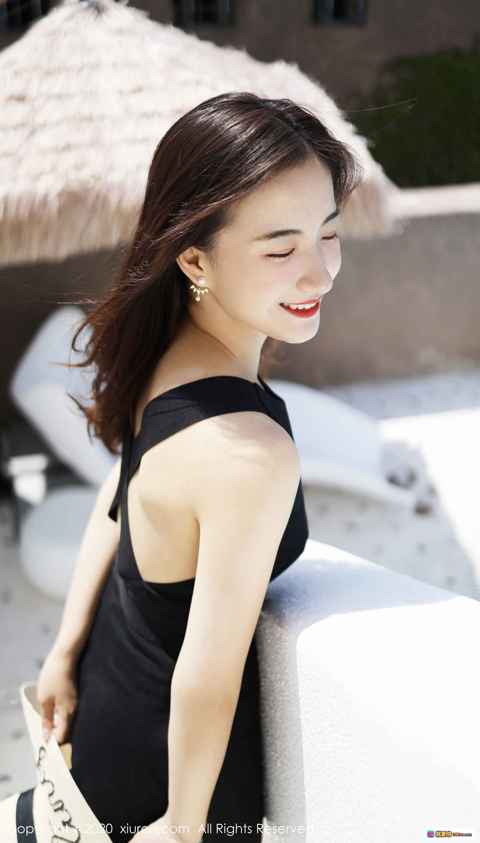 图片[4] - 艺儿拿铁泳池边优雅写真 | 白色露肩裙少女风 | 湖景山色背景 | XIUREN秀人网No.1956高清美图 - 就要吻