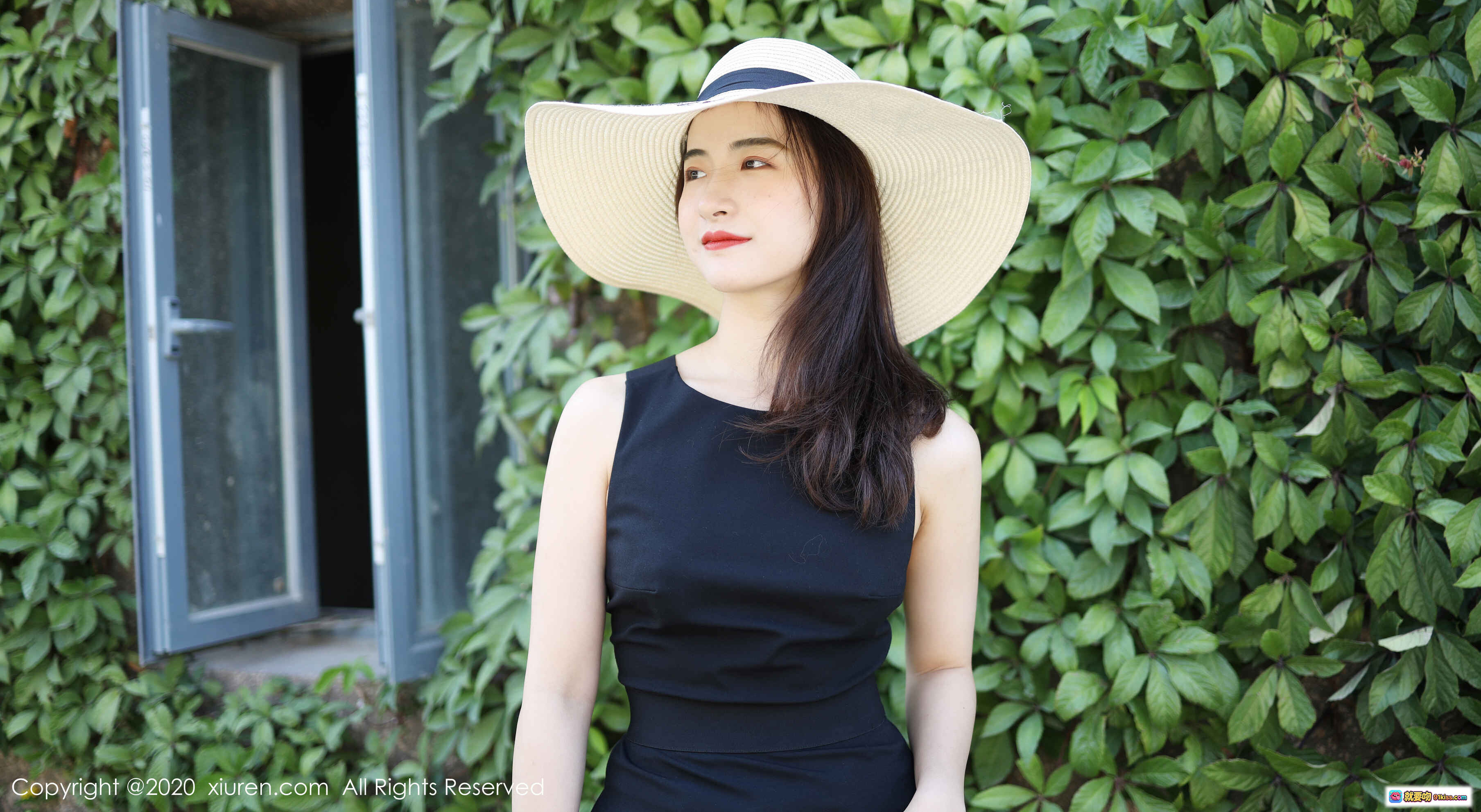 图片[10] - 艺儿拿铁泳池边优雅写真 | 白色露肩裙少女风 | 湖景山色背景 | XIUREN秀人网No.1956高清美图 - 就要吻