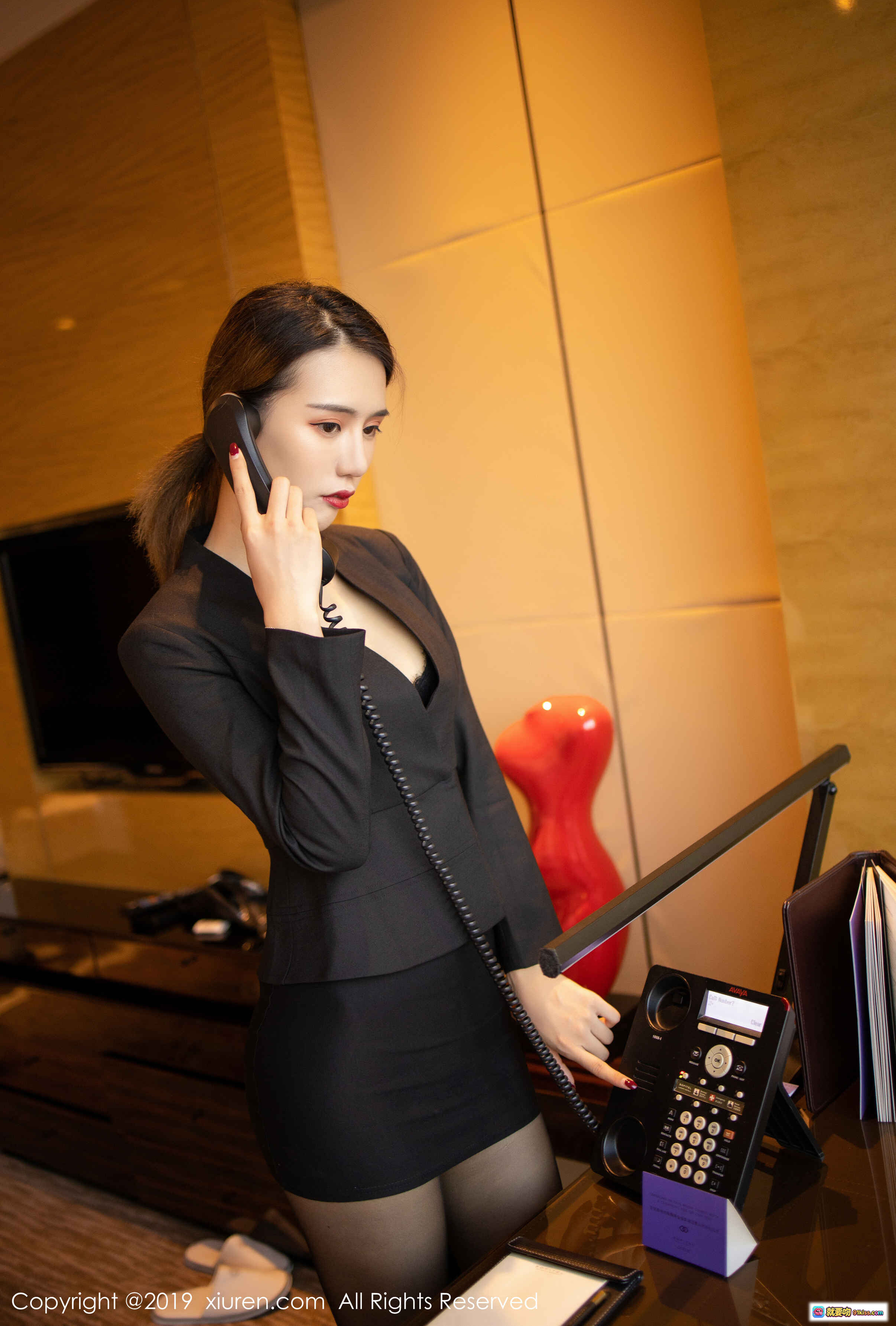 图片[1] - 职场美女电话沟通优雅干练黑西装短裙丝袜写真 – XIUREN秀人网2019.09.30 No.1706 BABY_柒 - 就要吻
