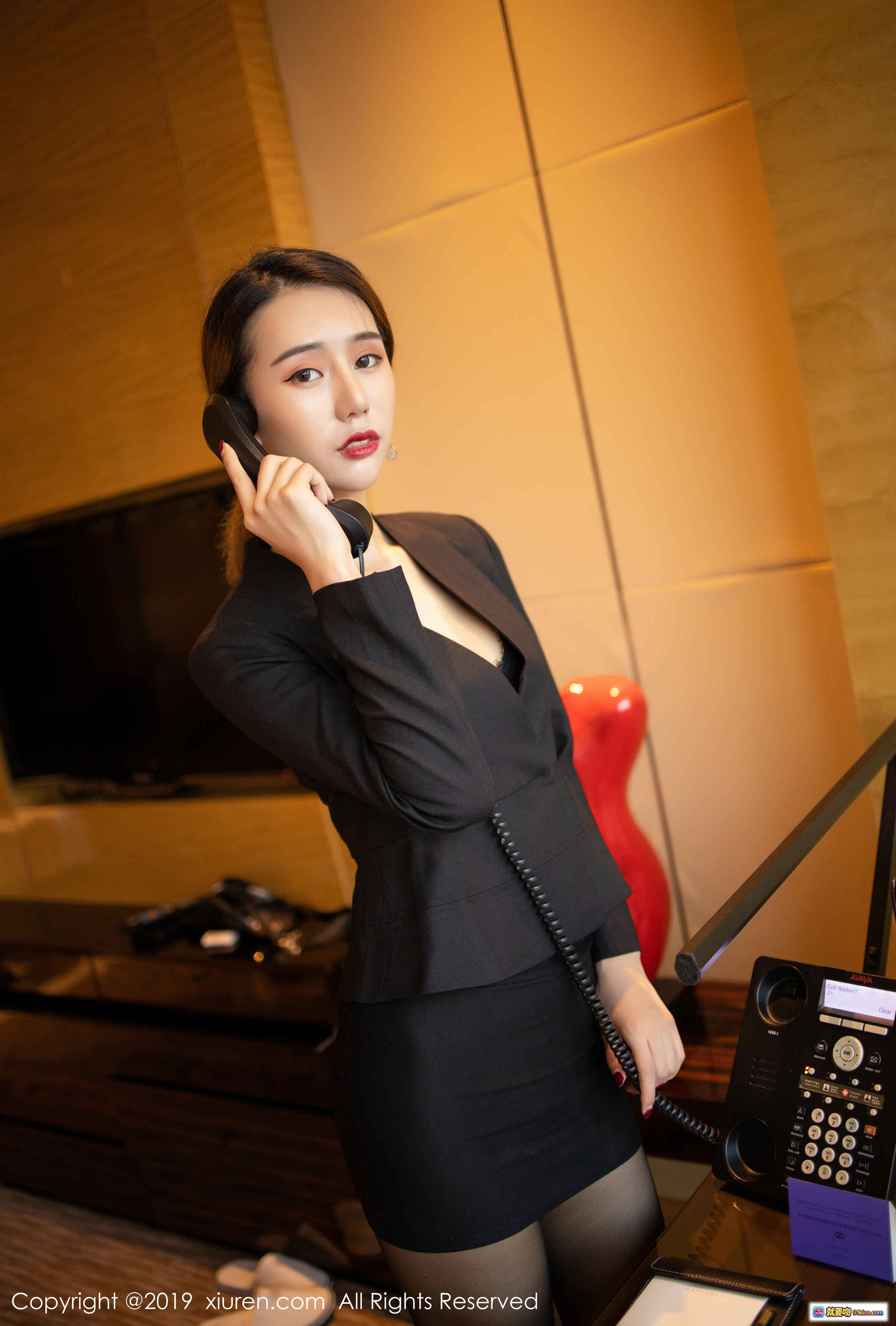 图片[10] - 职场美女电话沟通优雅干练黑西装短裙丝袜写真 – XIUREN秀人网2019.09.30 No.1706 BABY_柒 - 就要吻