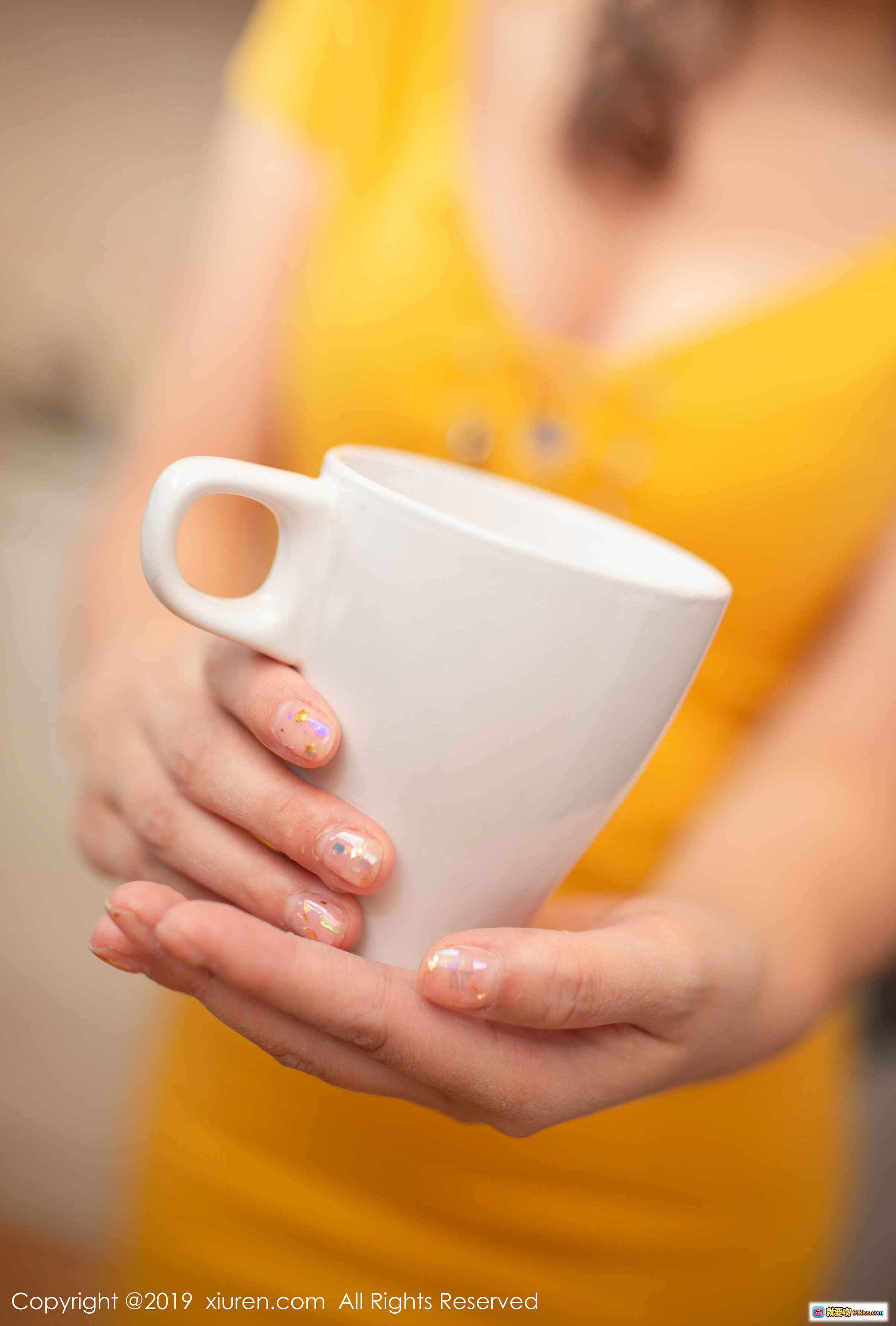 图片[3] - 陶喜乐黄色V领连衣裙手持白杯美甲特写 | XIUREN秀人网2019.12.24 No.1877高清写真 - 就要吻