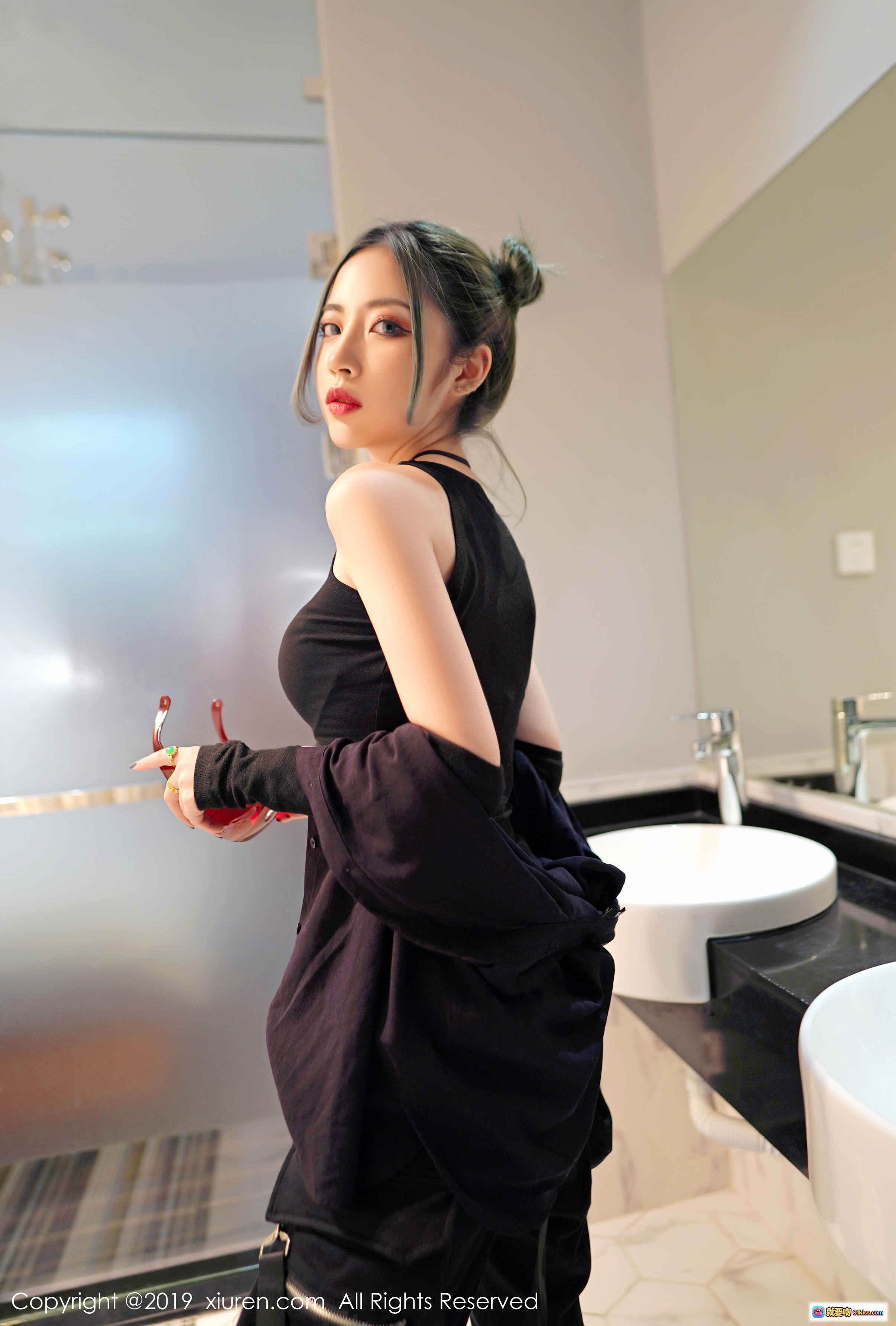 图片[6] - 贾诗晗时尚写真 | 黑色露肩上衣+工装裤浴室镜前造型 | XIUREN秀人网2019.07.16 No.1550 - 就要吻