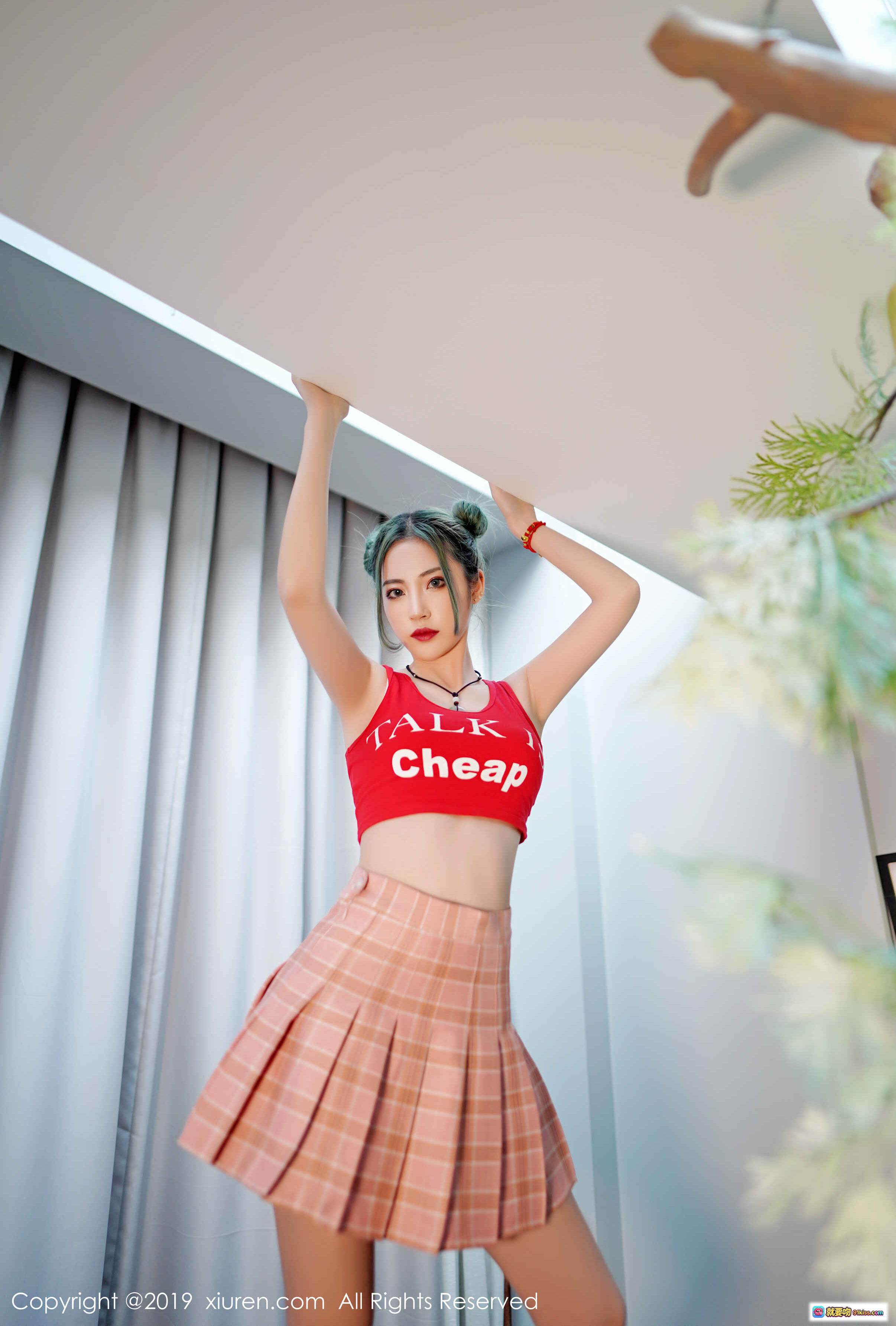 图片[5] - 贾诗晗时尚写真 | 黑色露肩上衣+工装裤浴室镜前造型 | XIUREN秀人网2019.07.16 No.1550 - 就要吻