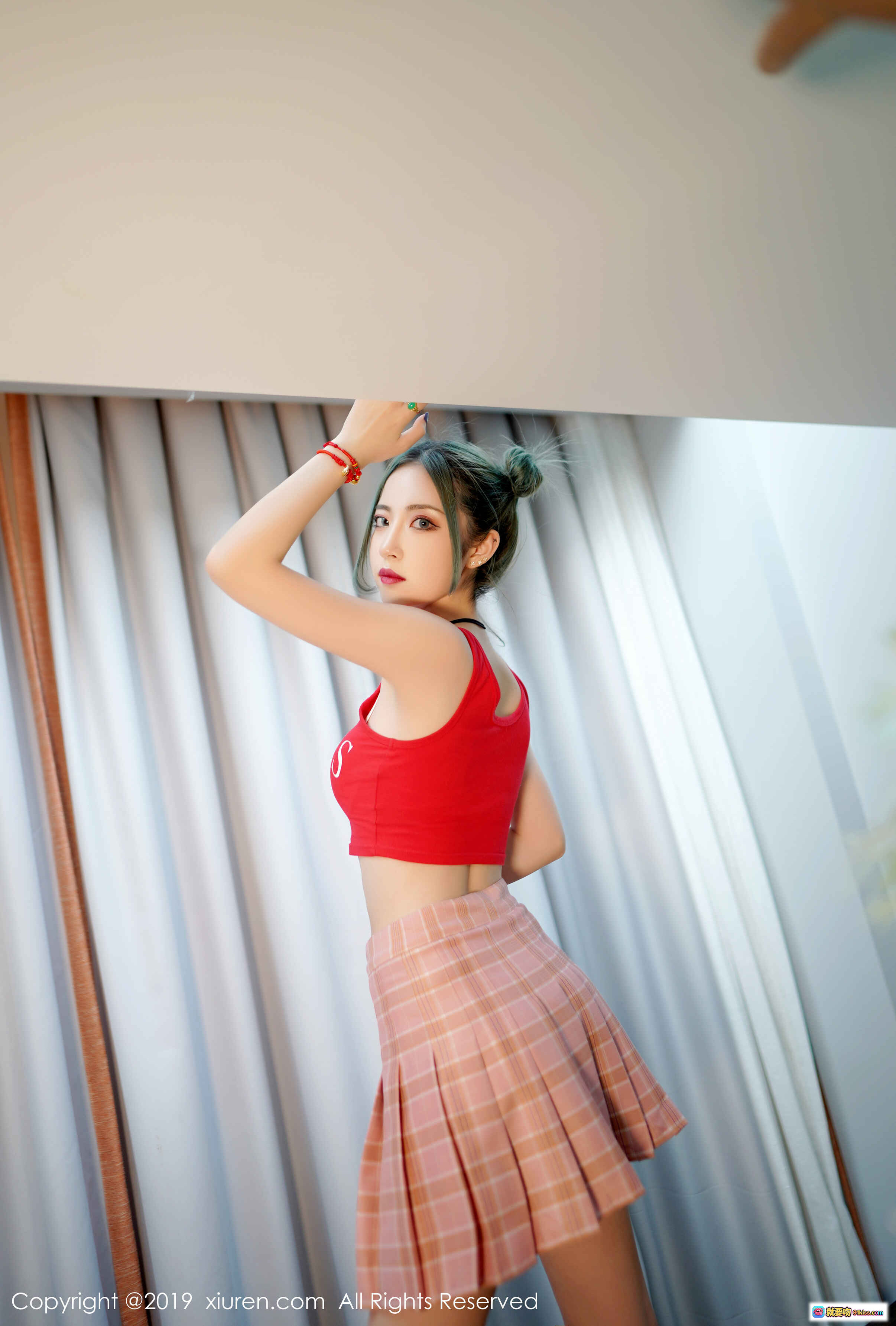 图片[9] - 贾诗晗时尚写真 | 黑色露肩上衣+工装裤浴室镜前造型 | XIUREN秀人网2019.07.16 No.1550 - 就要吻