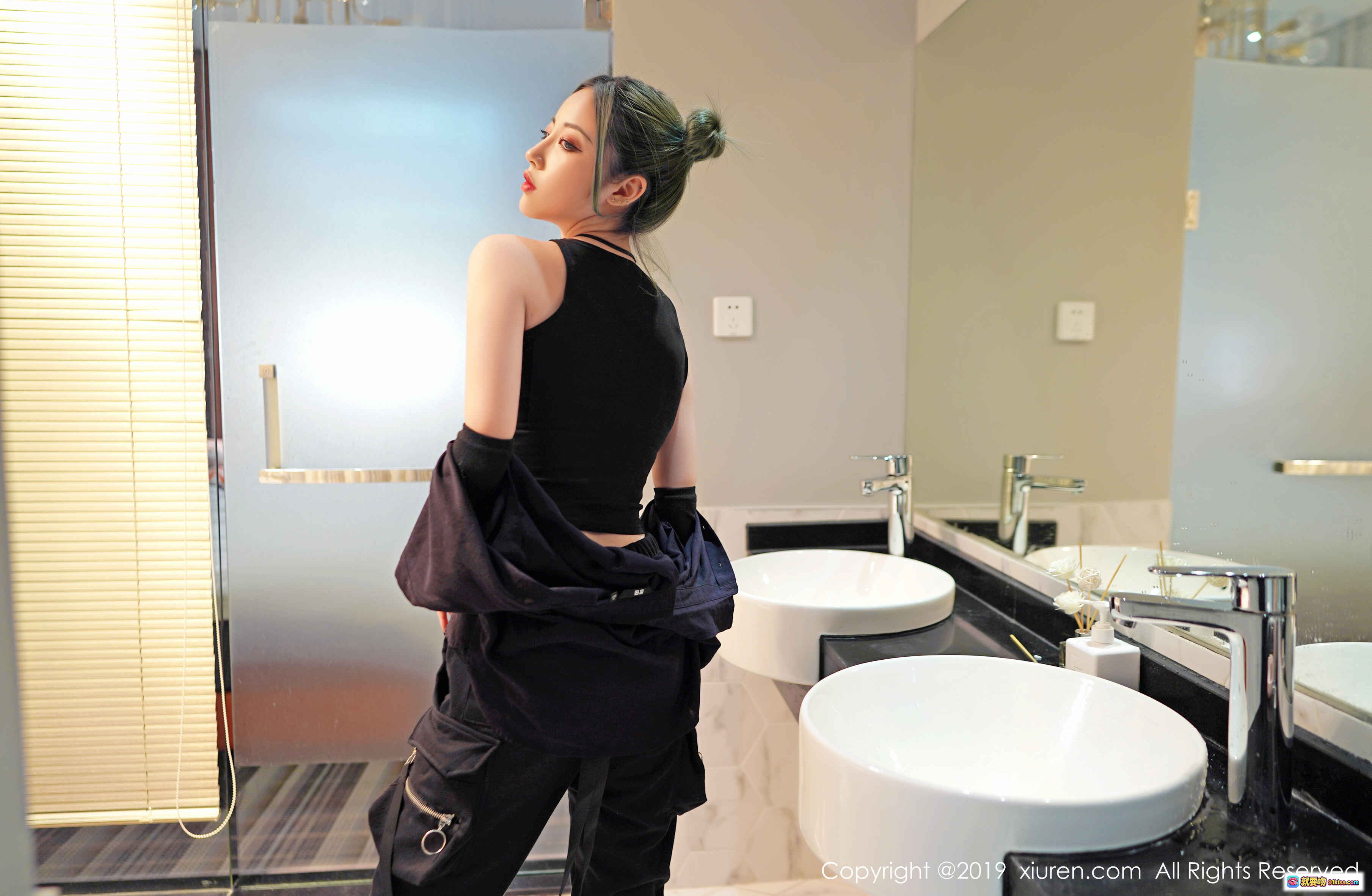 图片[1] - 贾诗晗时尚写真 | 黑色露肩上衣+工装裤浴室镜前造型 | XIUREN秀人网2019.07.16 No.1550 - 就要吻