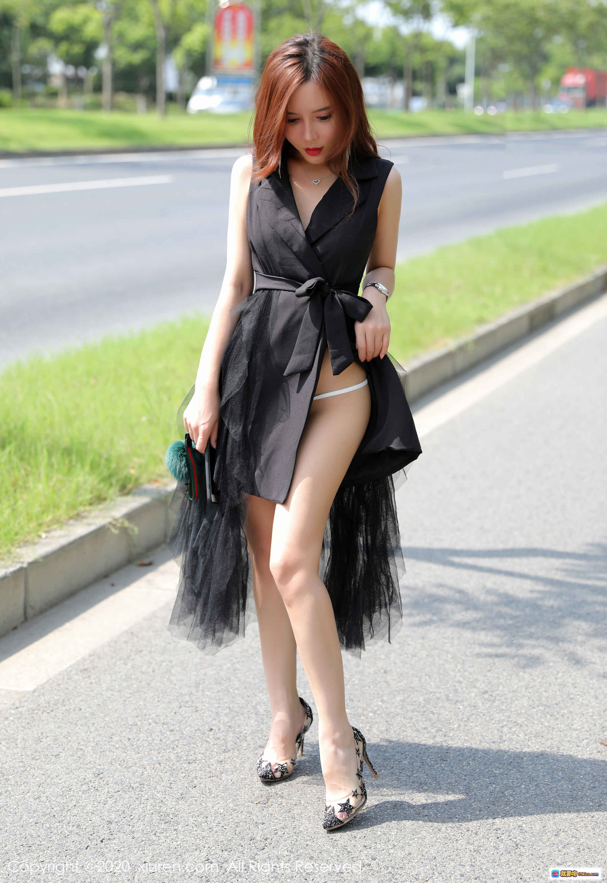 图片[10] - 艾小青户外写真 | 黑色羽毛上衣+白色内裤+高跟鞋 | 秀人网No.2048性感美腿自然风拍摄 - 就要吻
