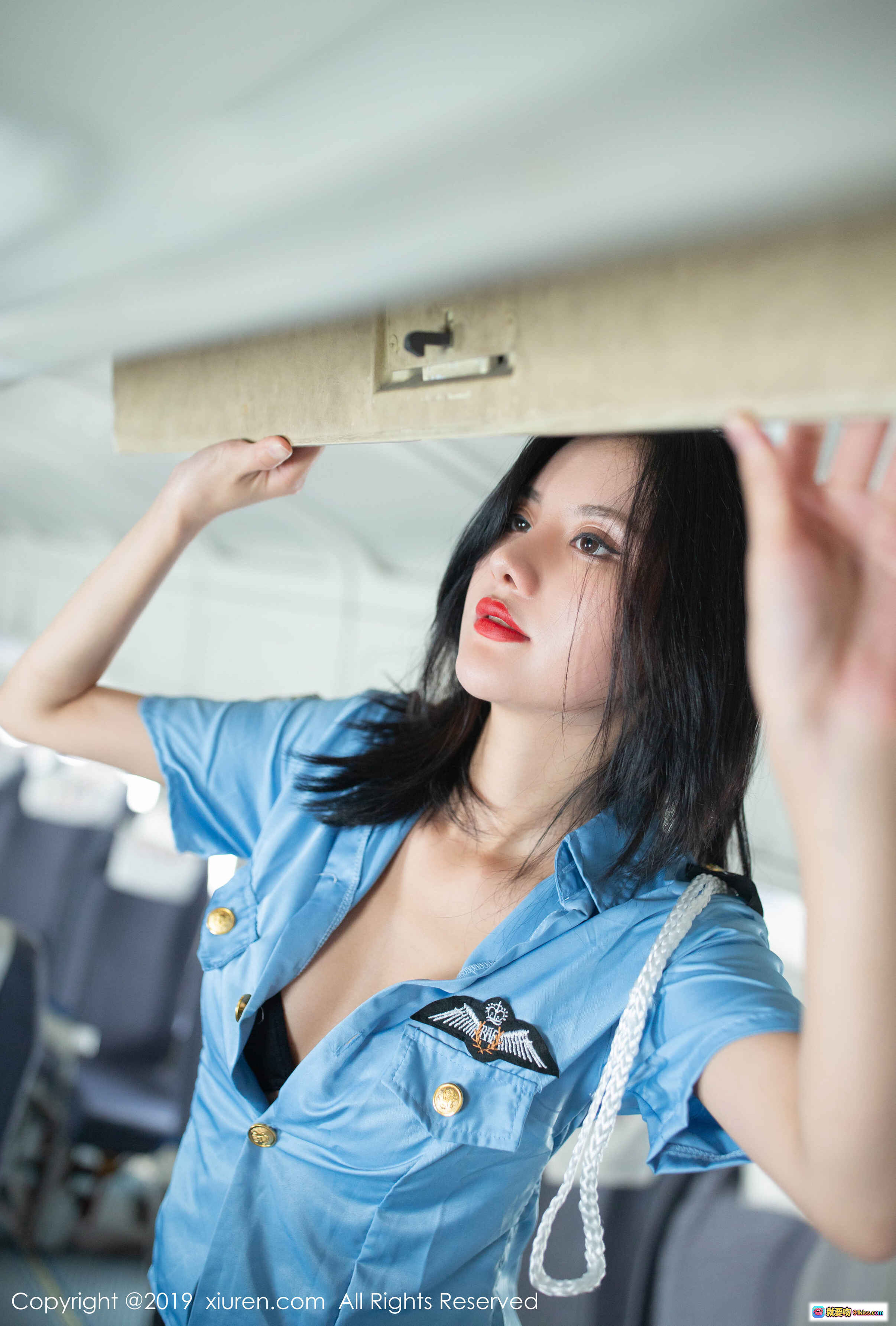 图片[1] - 阿朱空姐制服写真_蓝色衬衫深V诱惑_飞机舱内性感摆拍_XIUREN秀人网2019精选 - 就要吻