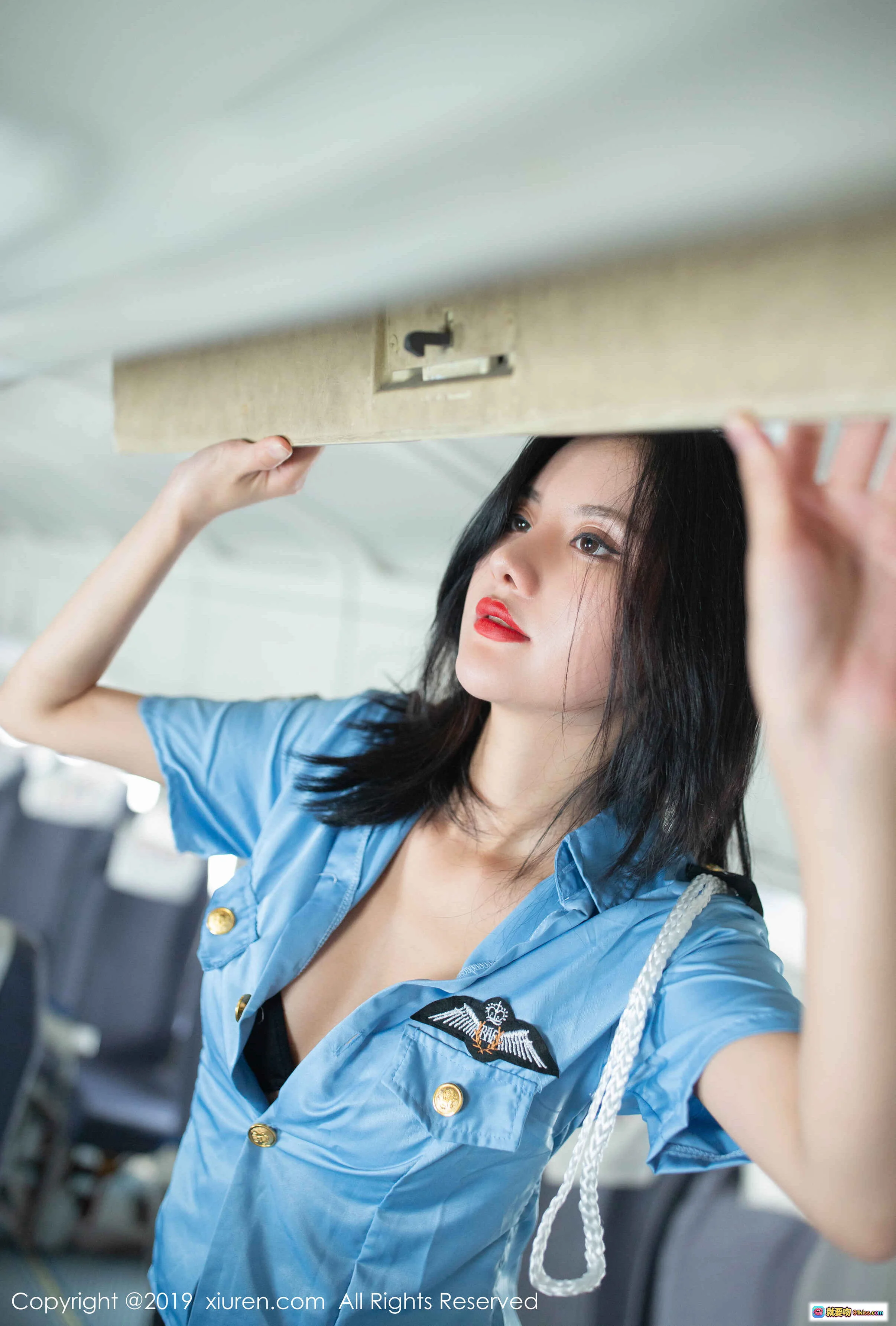 阿朱空姐制服写真_蓝色衬衫深V诱惑_飞机舱内性感摆拍_XIUREN秀人网2019精选 - 就要吻