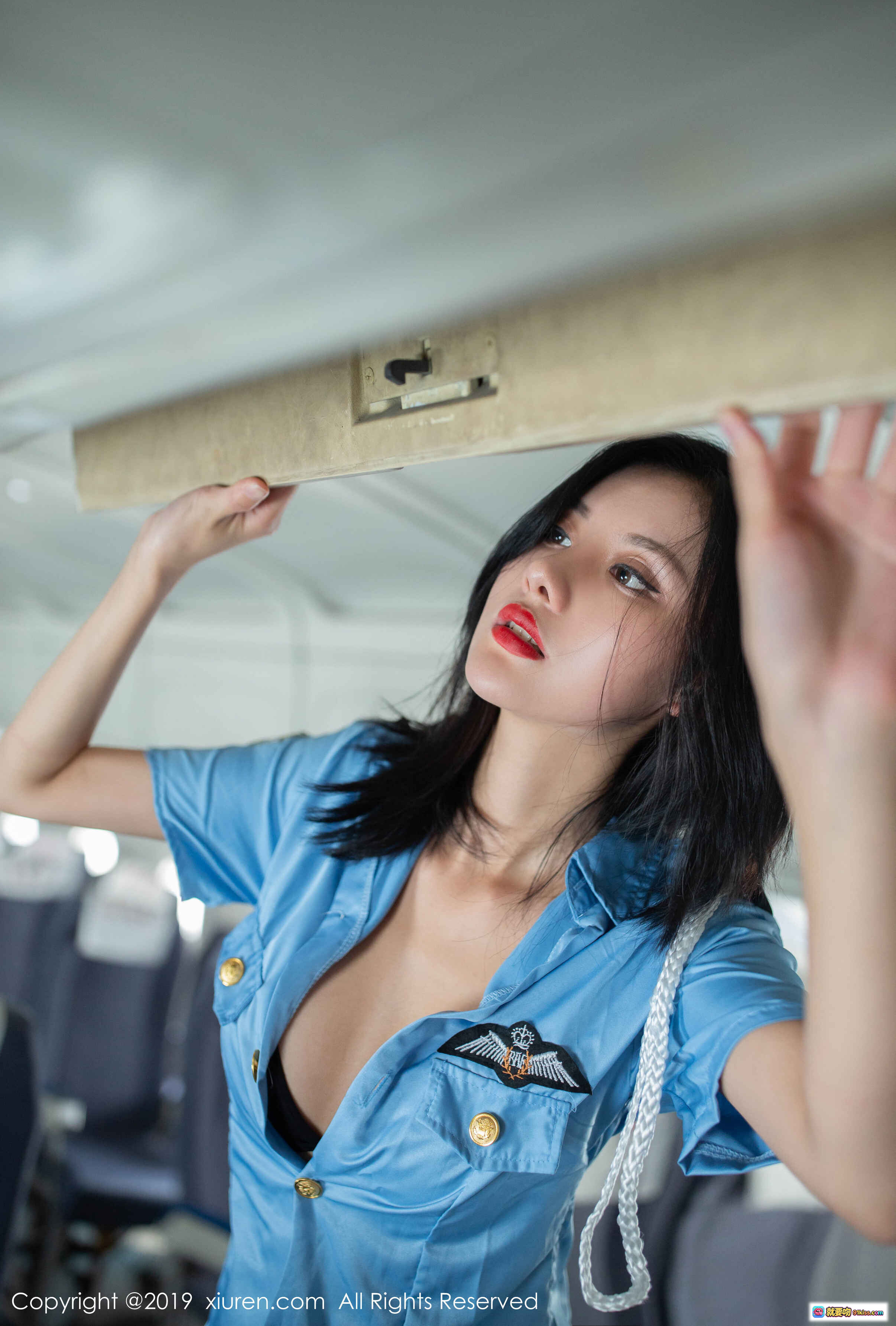 图片[10] - 阿朱空姐制服写真_蓝色衬衫深V诱惑_飞机舱内性感摆拍_XIUREN秀人网2019精选 - 就要吻