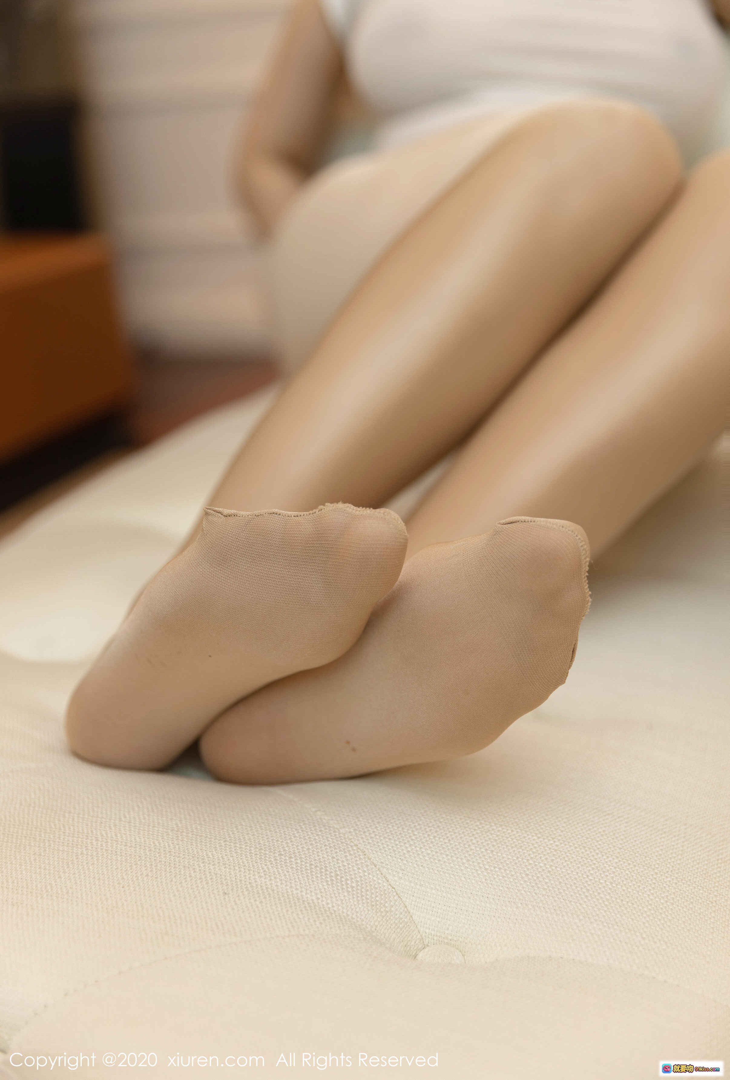 图片[9] - 尤妮丝Egg身穿Victoria’s Secret白色紧身连体衣，优雅坐姿展现修长美腿，室内奢华场景尽显性感魅力 - 就要吻