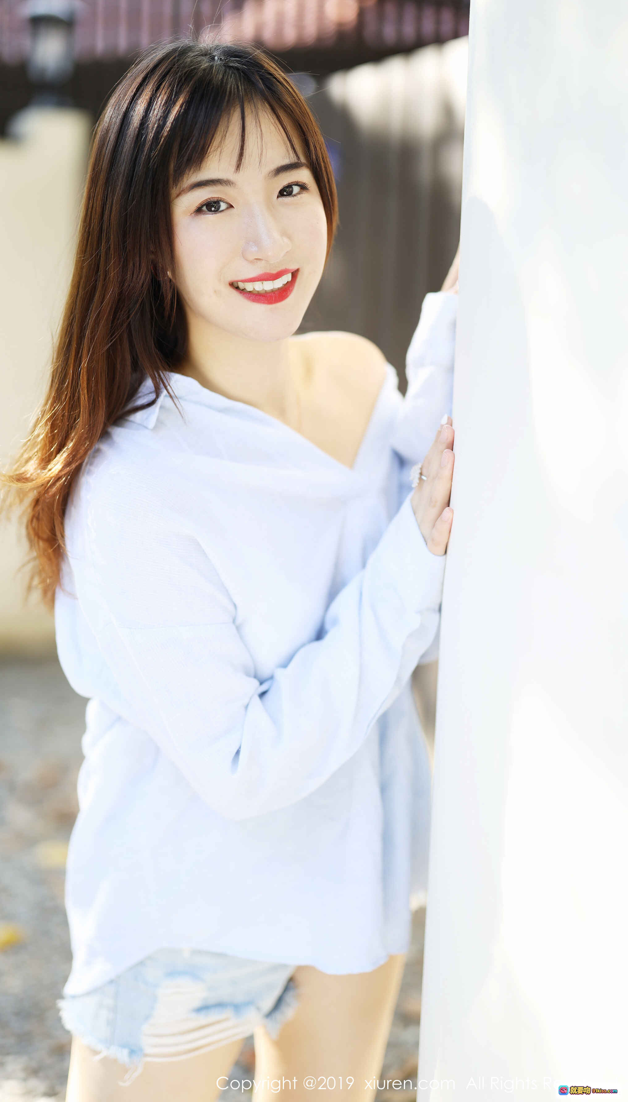 图片[5] - 艺儿拿铁镜前微笑写真 | 黄色T恤清新少女风 | XIUREN秀人网2019精选人像摄影 - 就要吻