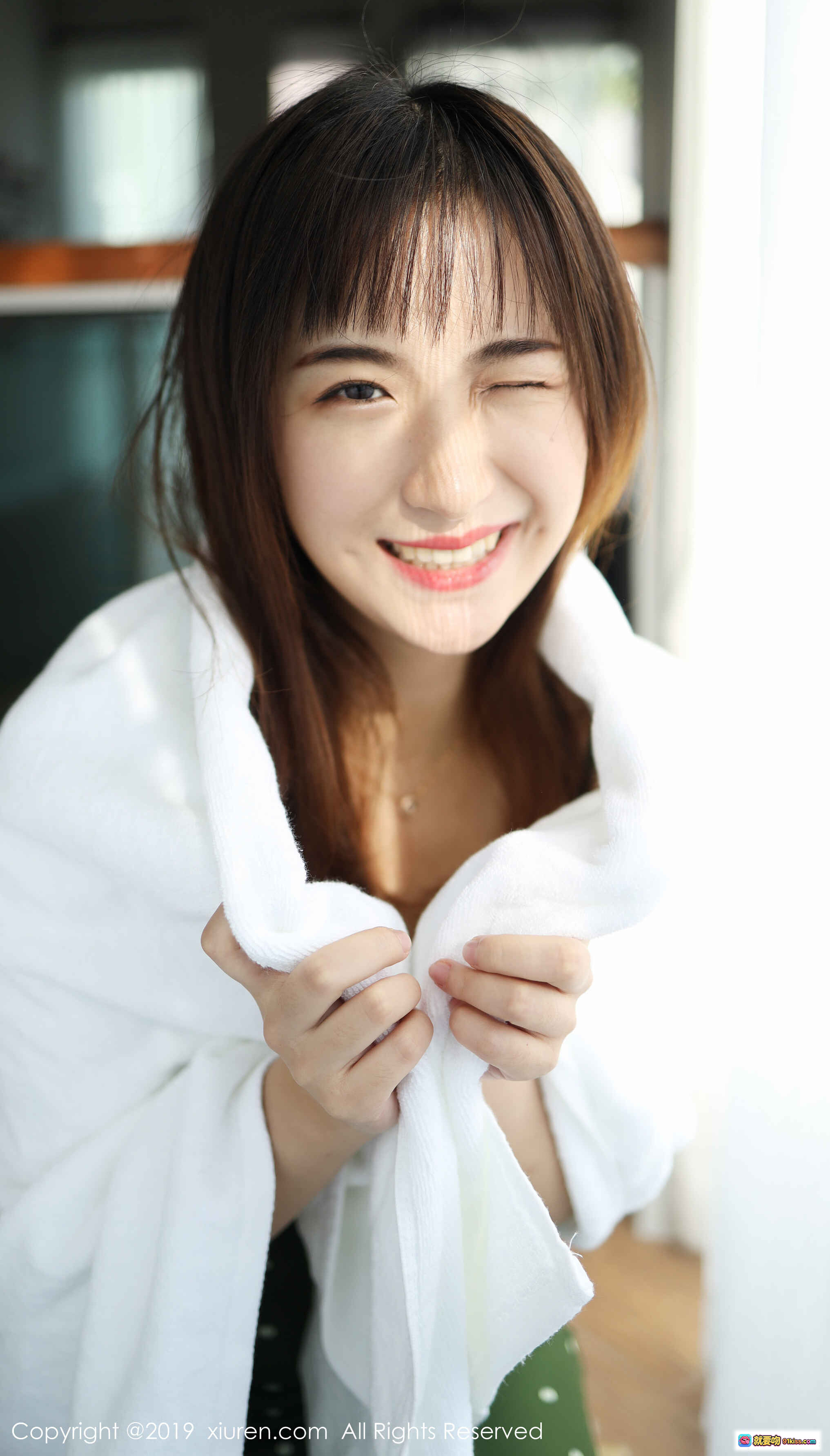 图片[4] - 艺儿拿铁镜前微笑写真 | 黄色T恤清新少女风 | XIUREN秀人网2019精选人像摄影 - 就要吻