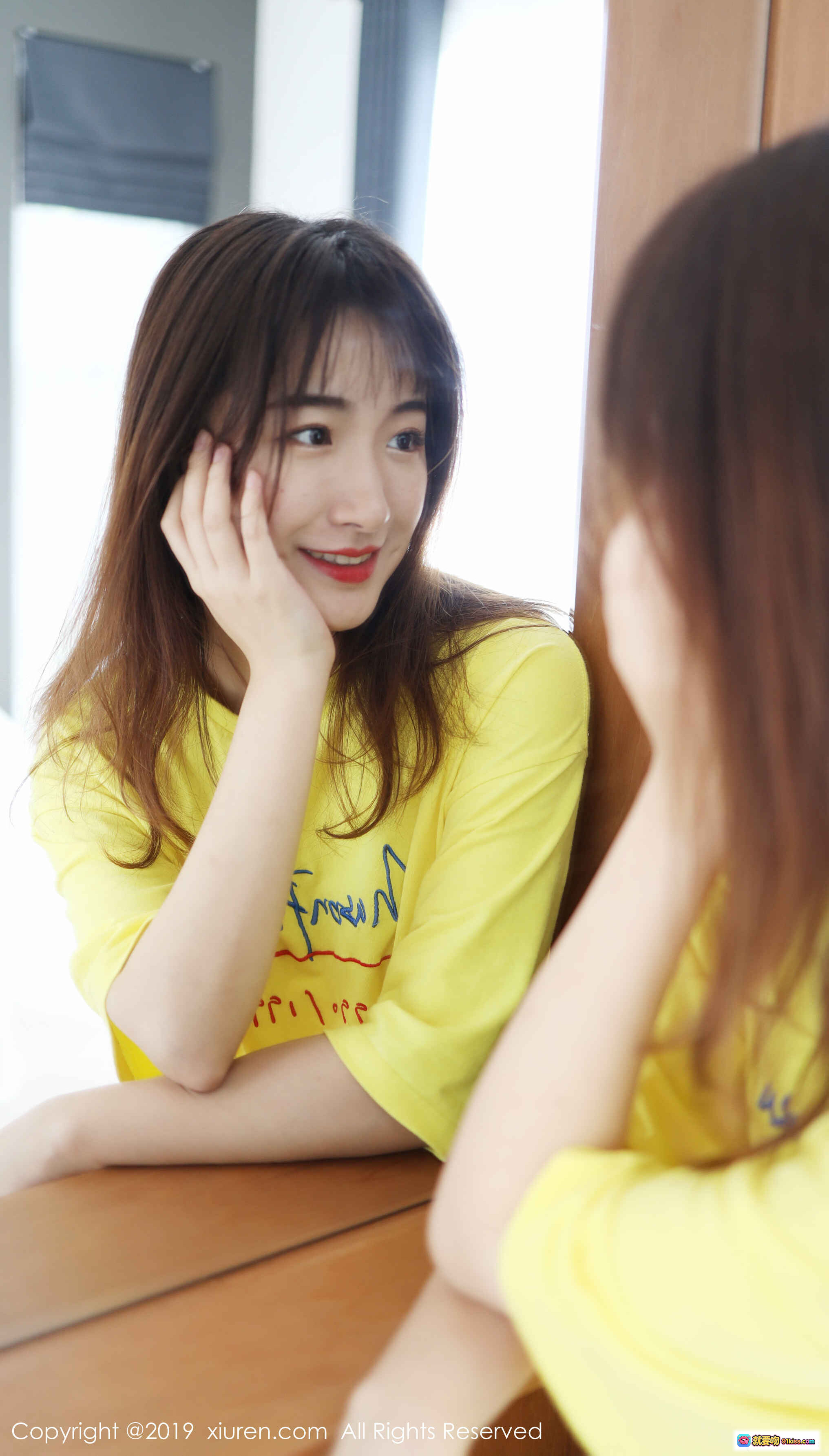 图片[7] - 艺儿拿铁镜前微笑写真 | 黄色T恤清新少女风 | XIUREN秀人网2019精选人像摄影 - 就要吻