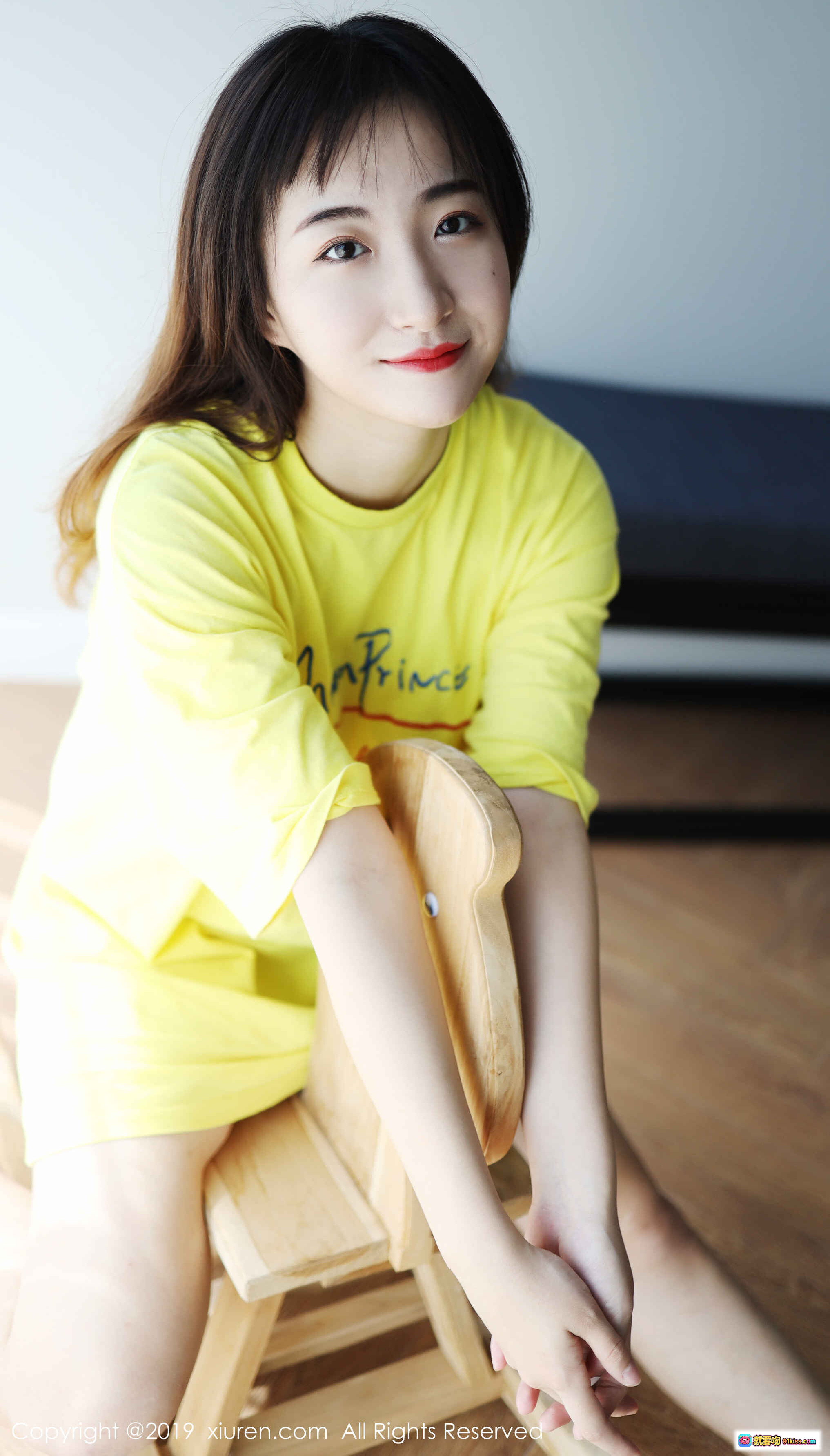 图片[8] - 艺儿拿铁镜前微笑写真 | 黄色T恤清新少女风 | XIUREN秀人网2019精选人像摄影 - 就要吻