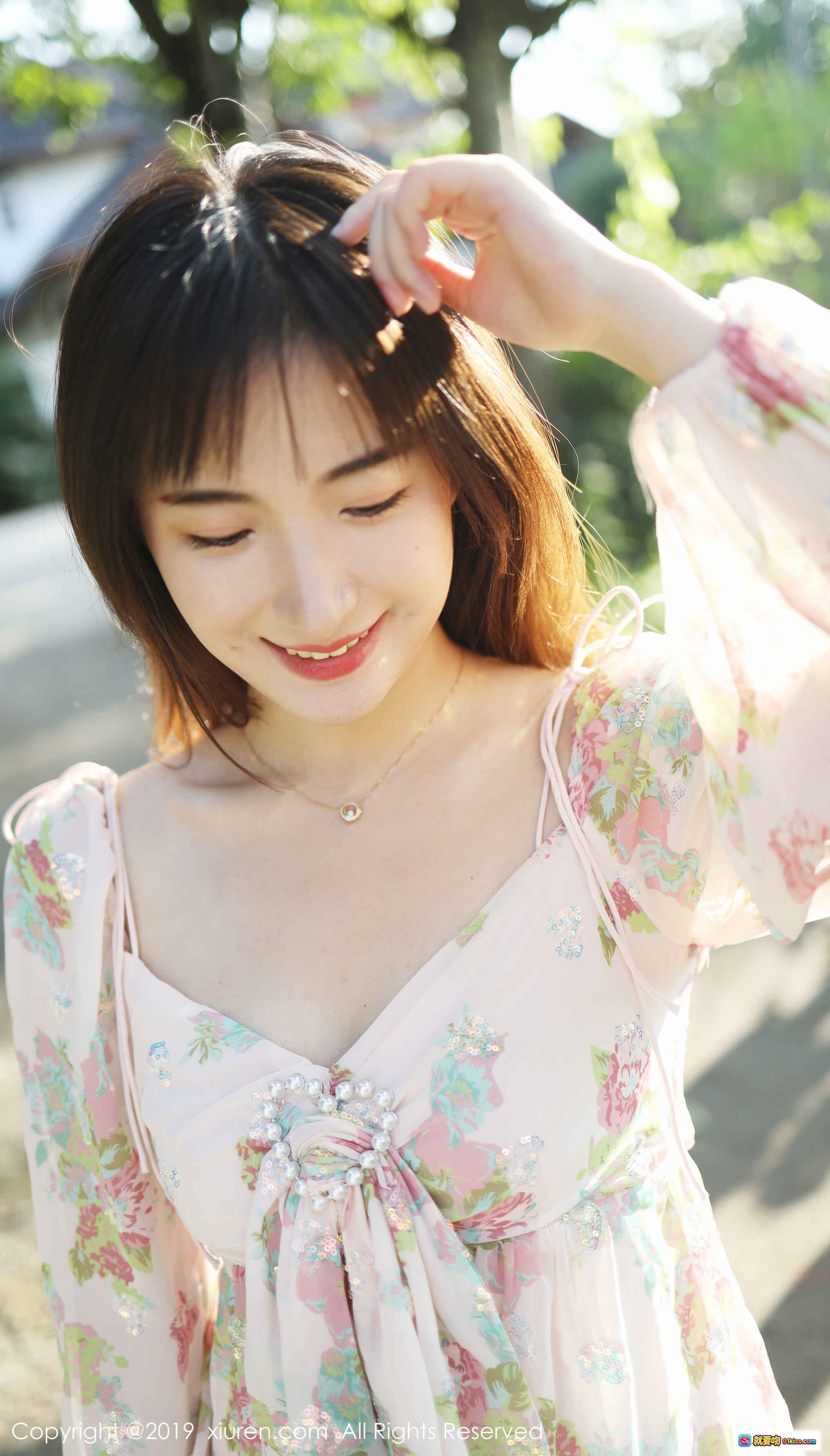 图片[6] - 艺儿拿铁镜前微笑写真 | 黄色T恤清新少女风 | XIUREN秀人网2019精选人像摄影 - 就要吻