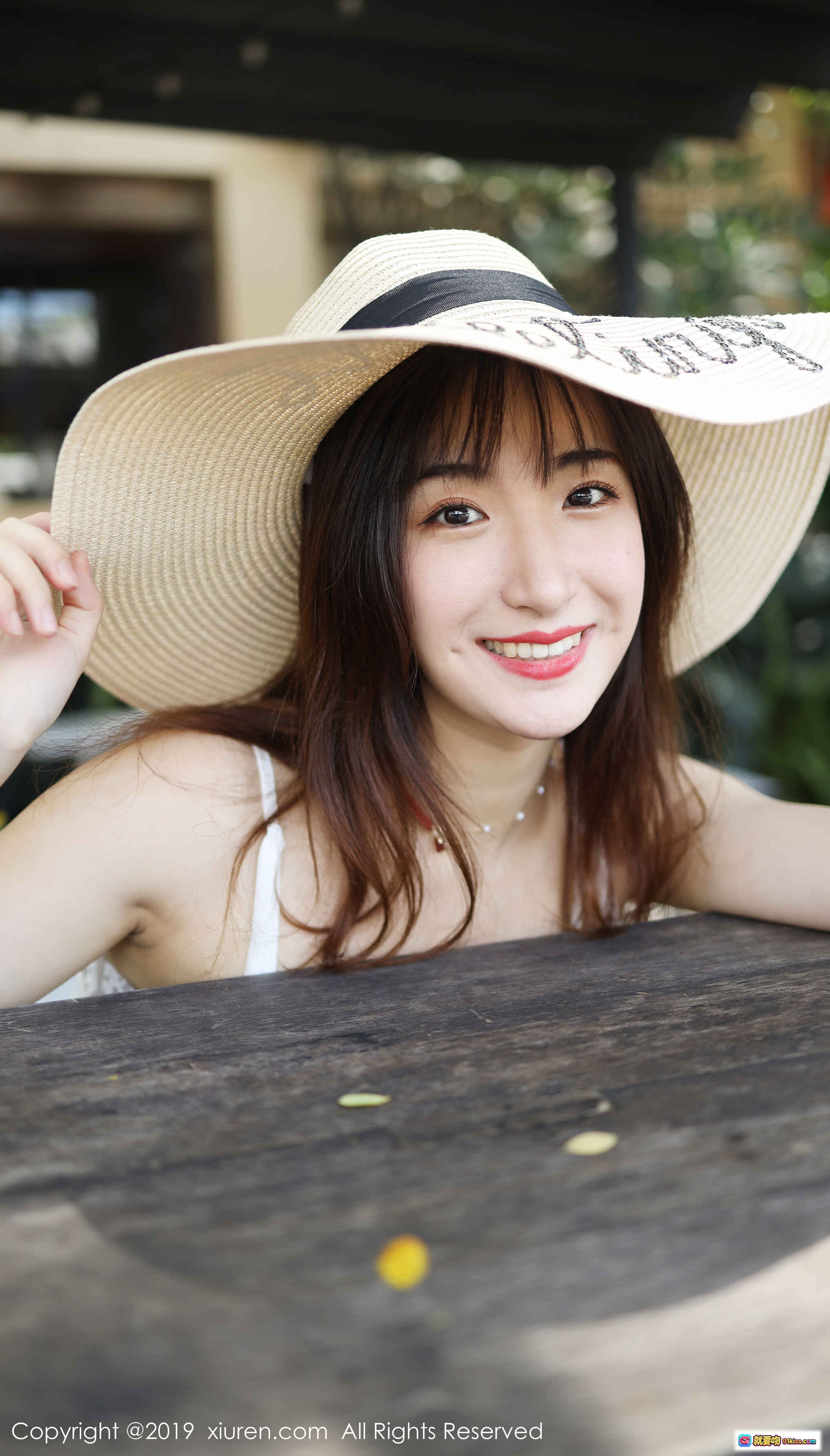 图片[2] - 艺儿拿铁镜前微笑写真 | 黄色T恤清新少女风 | XIUREN秀人网2019精选人像摄影 - 就要吻