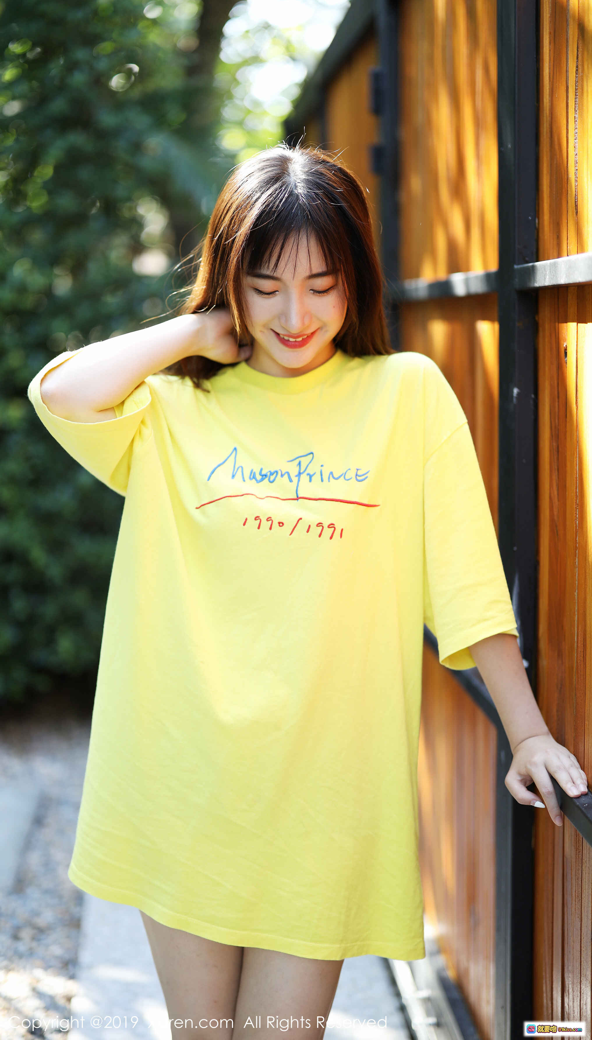 图片[3] - 艺儿拿铁镜前微笑写真 | 黄色T恤清新少女风 | XIUREN秀人网2019精选人像摄影 - 就要吻