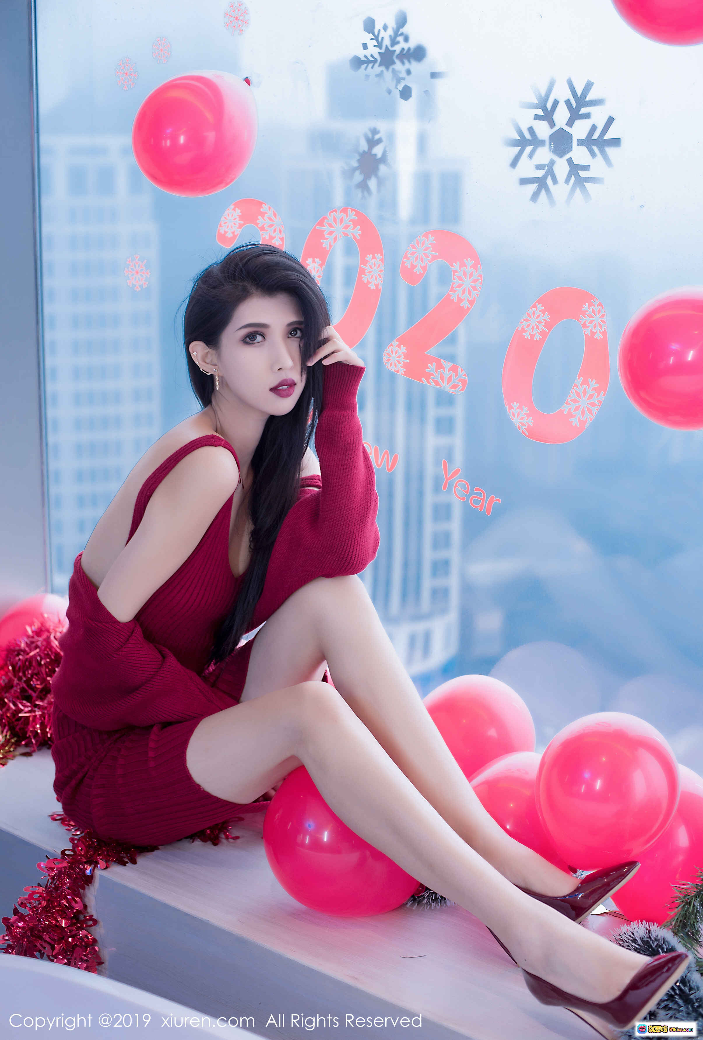 图片[1] - 葛征红色针织裙写真 | 2020新年主题 | 窗边气球雪景背景 | 秀人网No.1871高清美图 - 就要吻