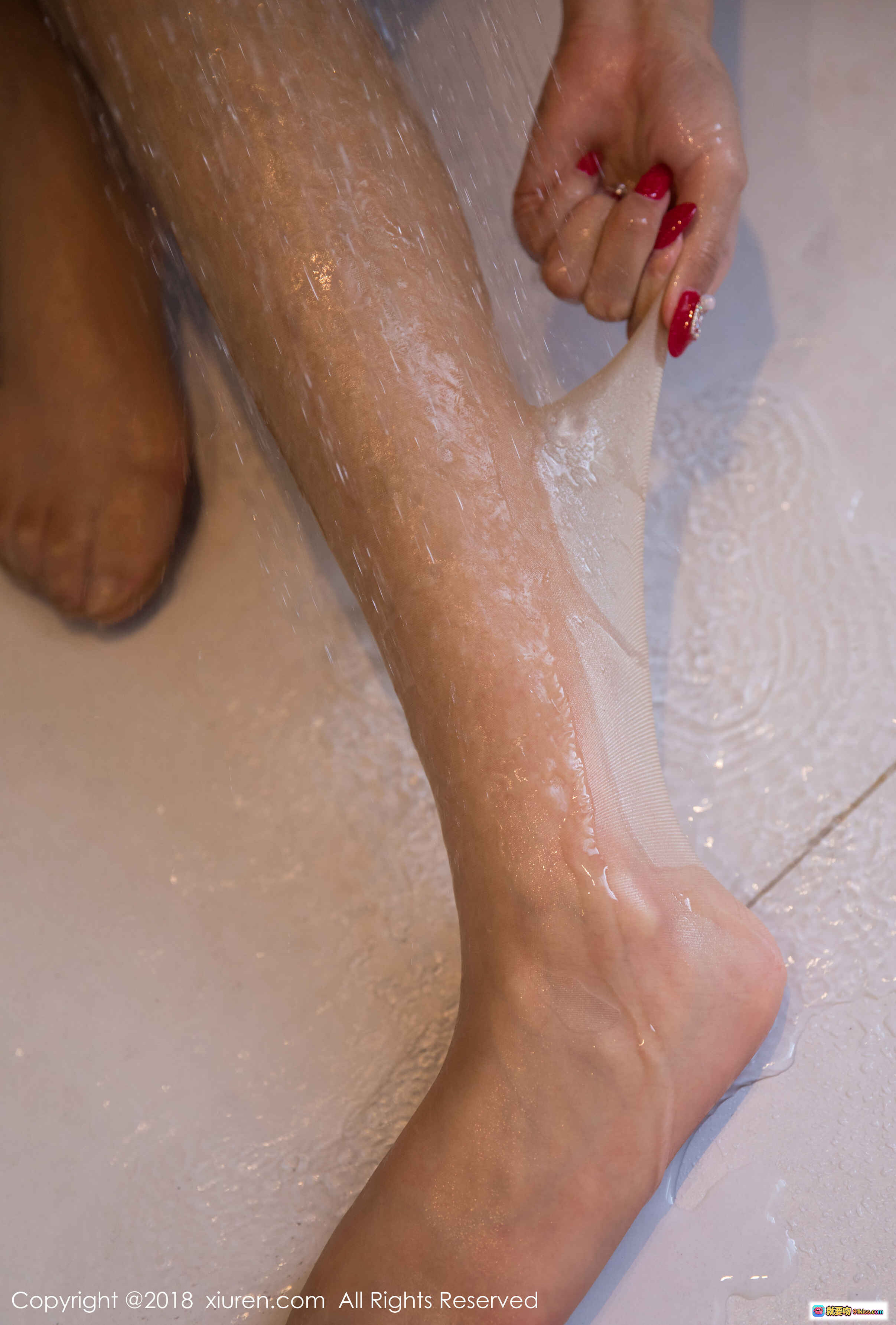 图片[10] - 杨晨晨sugar浴室淋浴美腿特写 | 秀人网2018高清写真 | 红指甲湿发丝水珠滑落 | 优雅姿态性感足部特写 - 就要吻