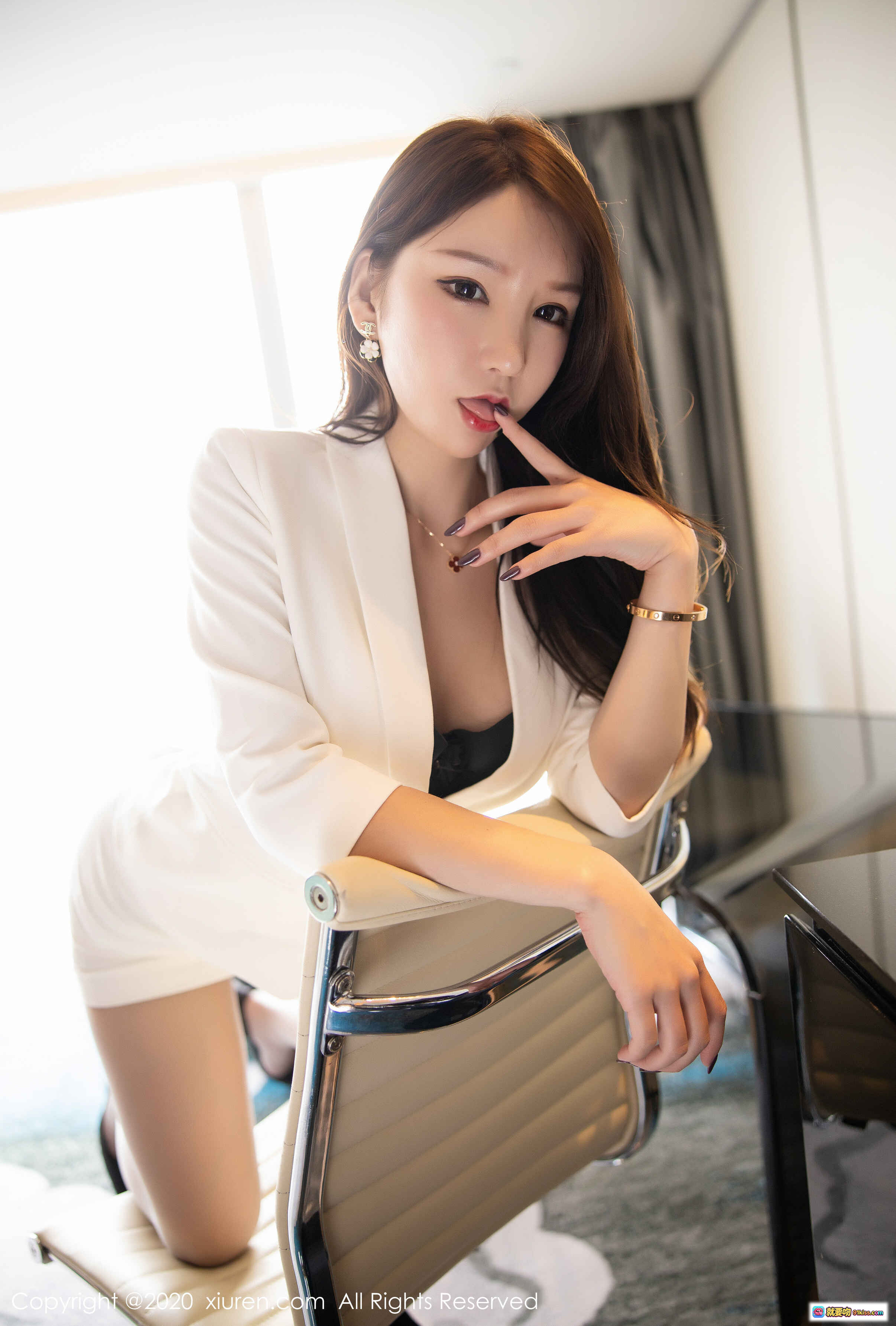 图片[3] - 周于希Sandy白色西装套装性感写真 | 丝袜美腿高跟鞋职场风 | XIUREN秀人网2020.03.05 No.2031 - 就要吻
