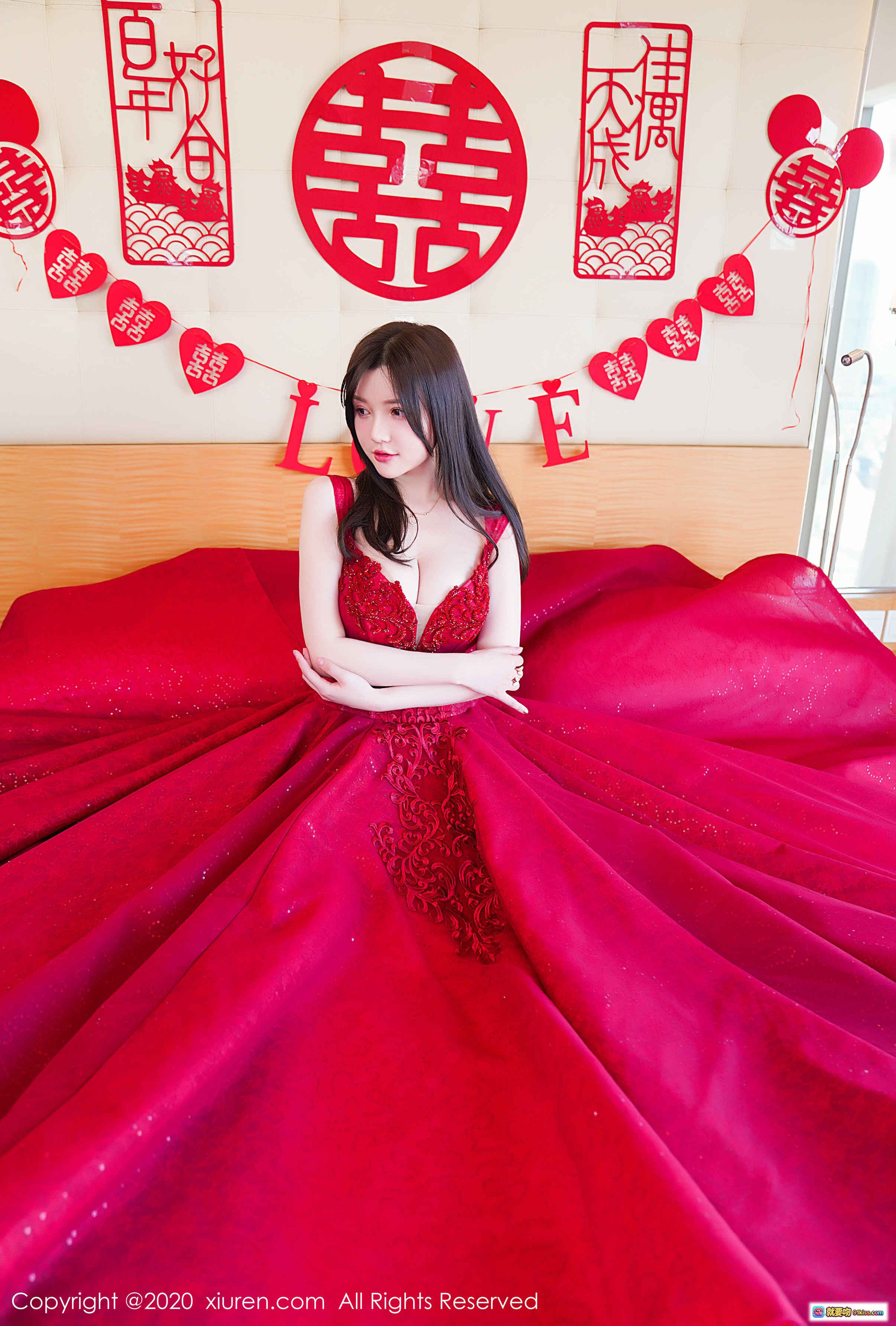 图片[1] - 糯美子Mini红色婚纱写真 | 秀人网2020.03.13 No.2058 | 喜字装饰浪漫婚庆风 | 优雅长裙性感蕾丝细节 - 就要吻