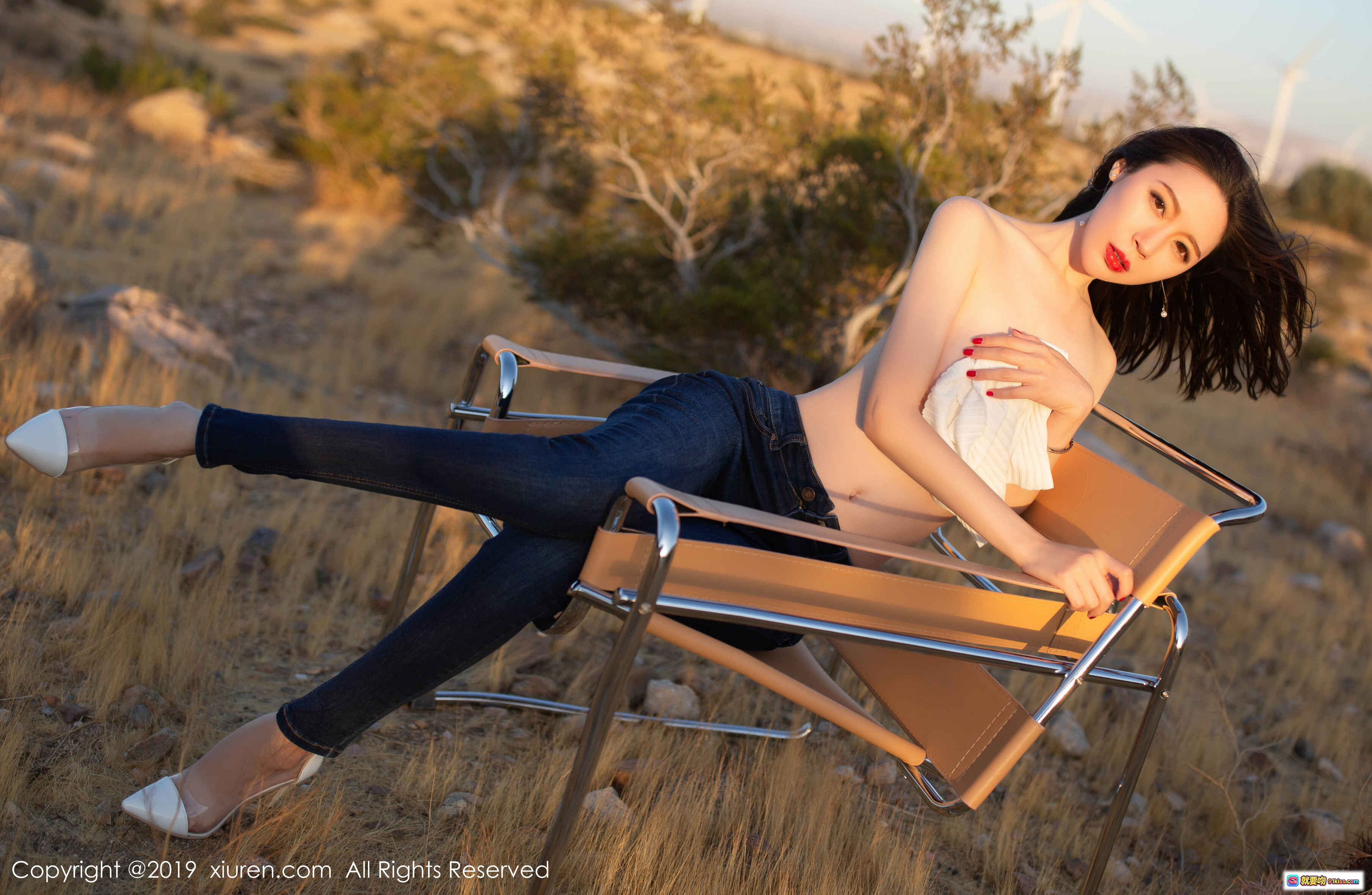 图片[5] - 梦心月性感写真 | 白色吊带上衣+牛仔短裤 | 窗边跪姿美臀 | 高跟鞋诱惑 | XIUREN秀人网2019精选 - 就要吻