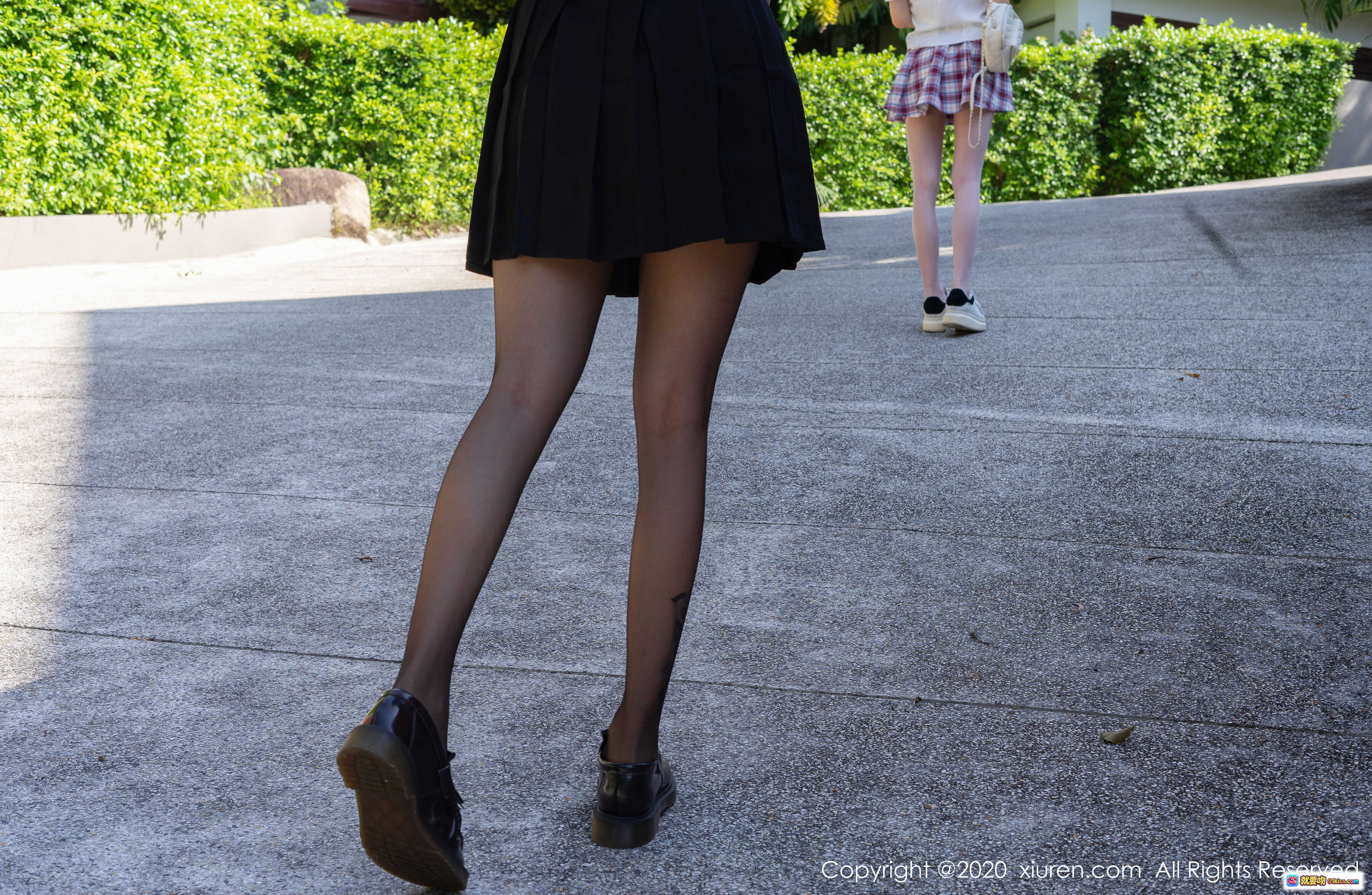 图片[9] - 校园风美女戴黑框眼镜比嘘手势 俏皮制服写真 甜美少女街拍氛围感大片 - 就要吻