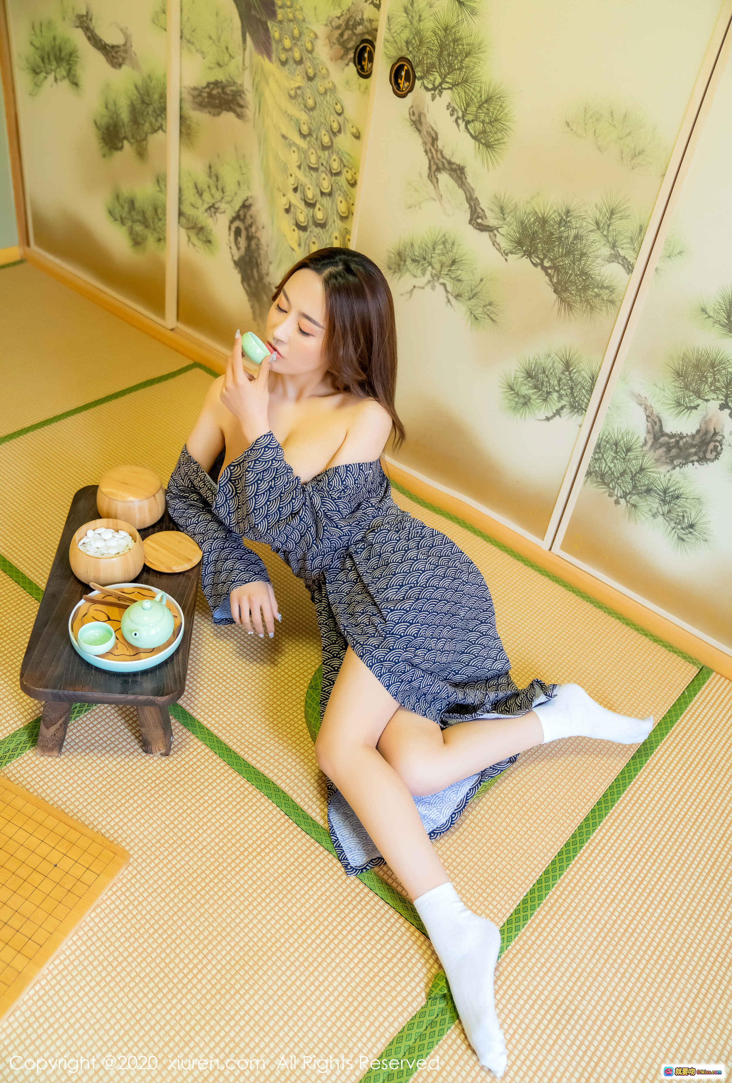 图片[1] - 周井空日式和风写真 | 蓝纹露肩裙+榻榻米茶道场景 | 优雅品茗姿态 | 秀人网2020精选高清图集 - 就要吻