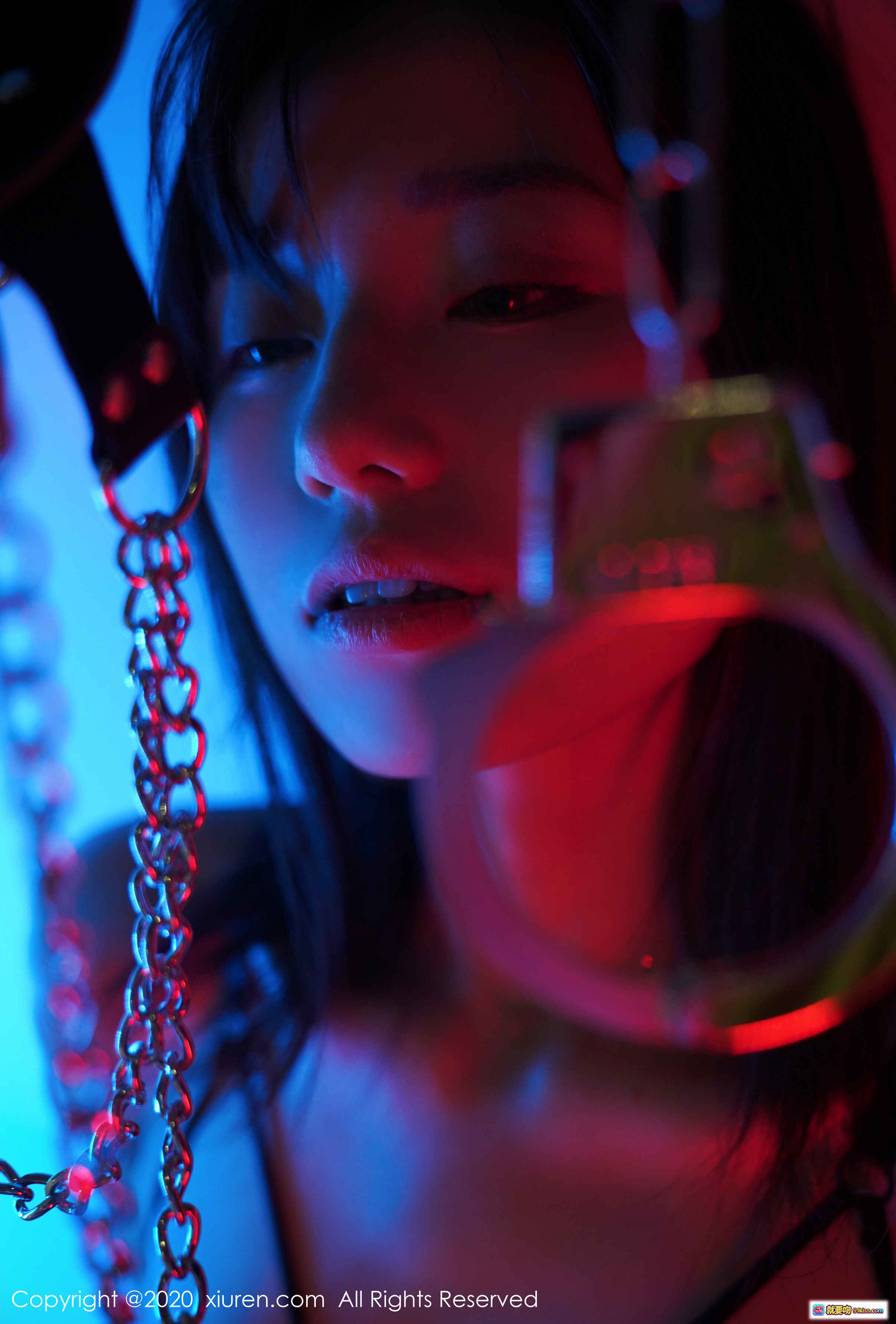 图片[2] - 仓井优香性感写真｜黑丝吊带袜+毛绒尾巴｜红蓝光影氛围感｜XIUREN秀人网2020.04.22 No.2178 - 就要吻