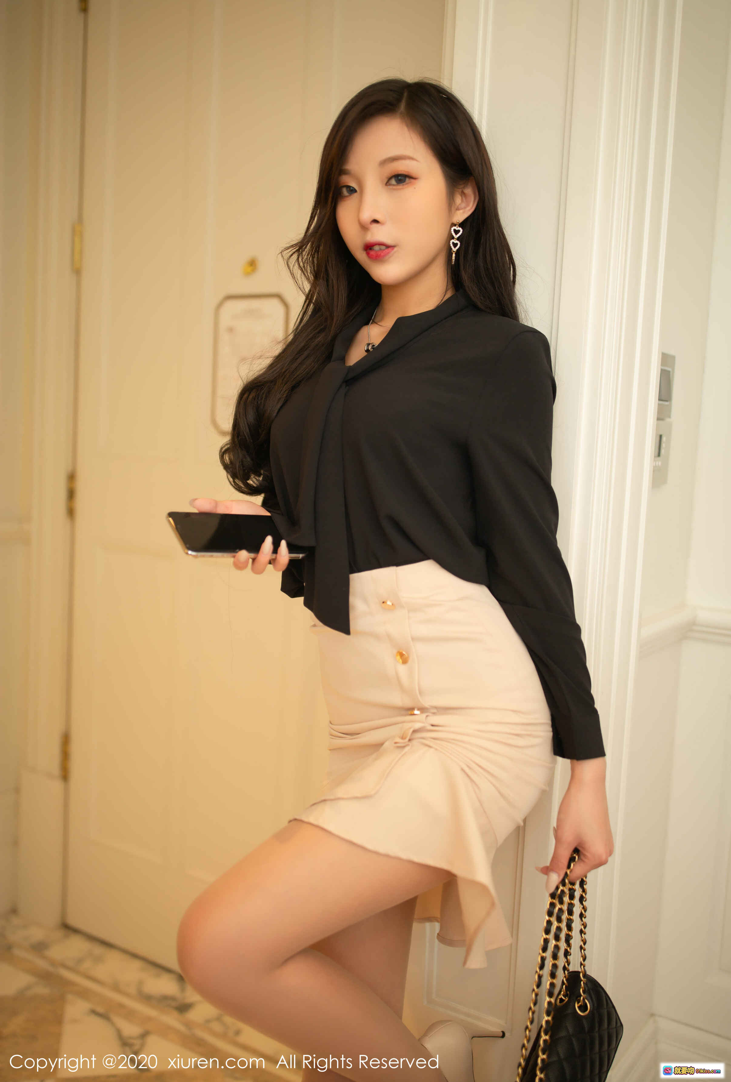 陈小喵优雅写真 | 黑色衬衫米色短裙 | 手持手机链条包 | 秀人网2020.05.14 No.2245 - 就要吻