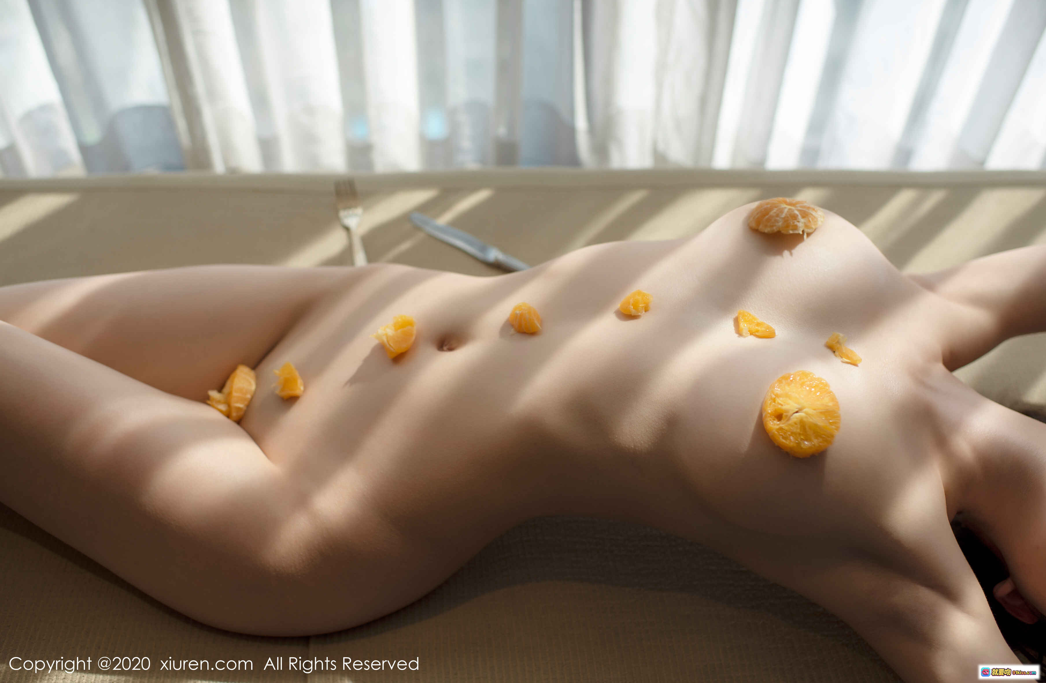 图片[2] - 沈梦瑶裸背侧卧窗边光影写真 | XIUREN秀人网2020.04.03 No.2126 高清私房艺术摄影 - 就要吻