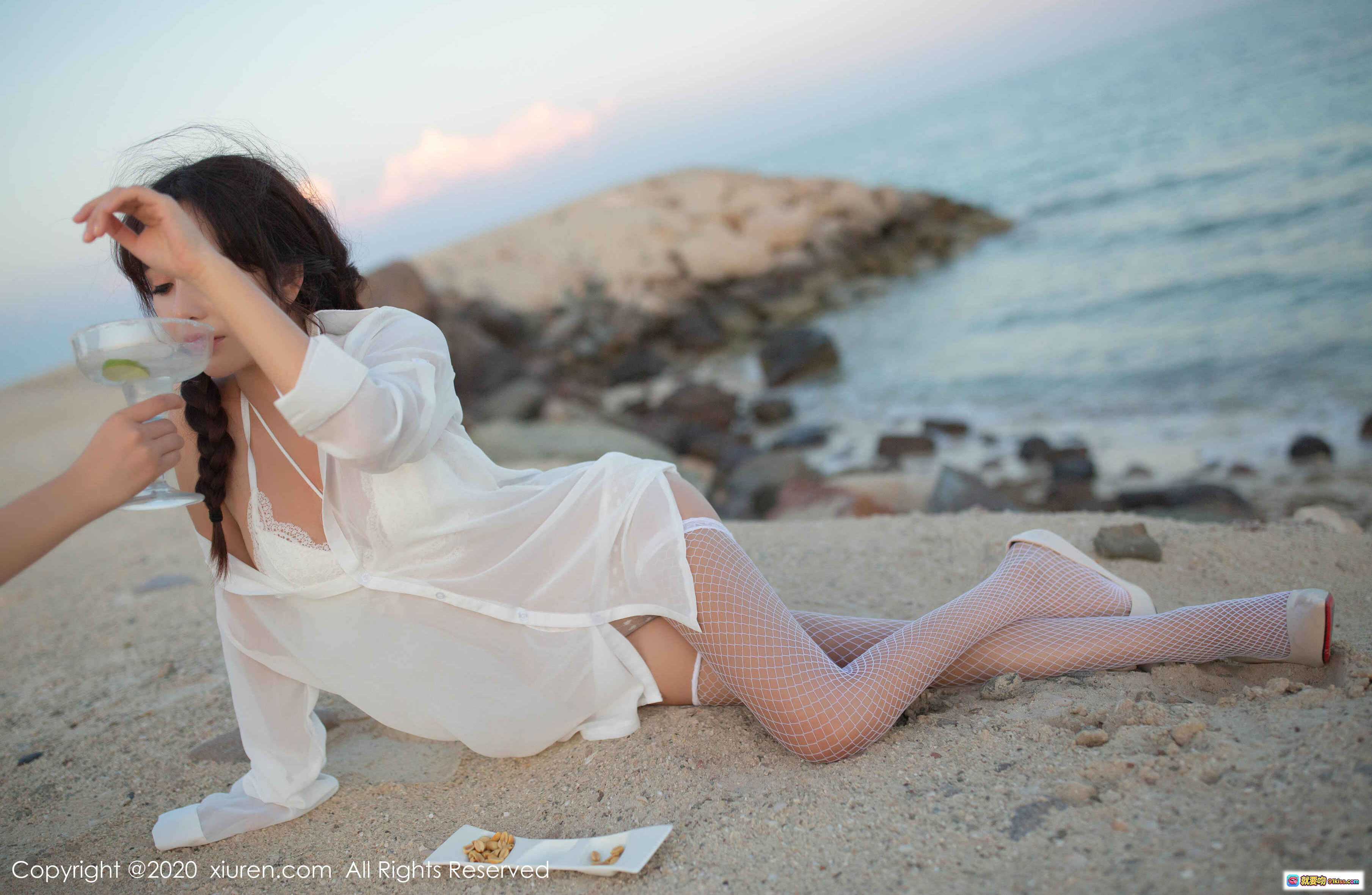 图片[8] - 陶喜乐海滩写真｜白色透视衬衫+渔网袜｜手持玛格丽特鸡尾酒｜夕阳沙滩风情大片 - 就要吻