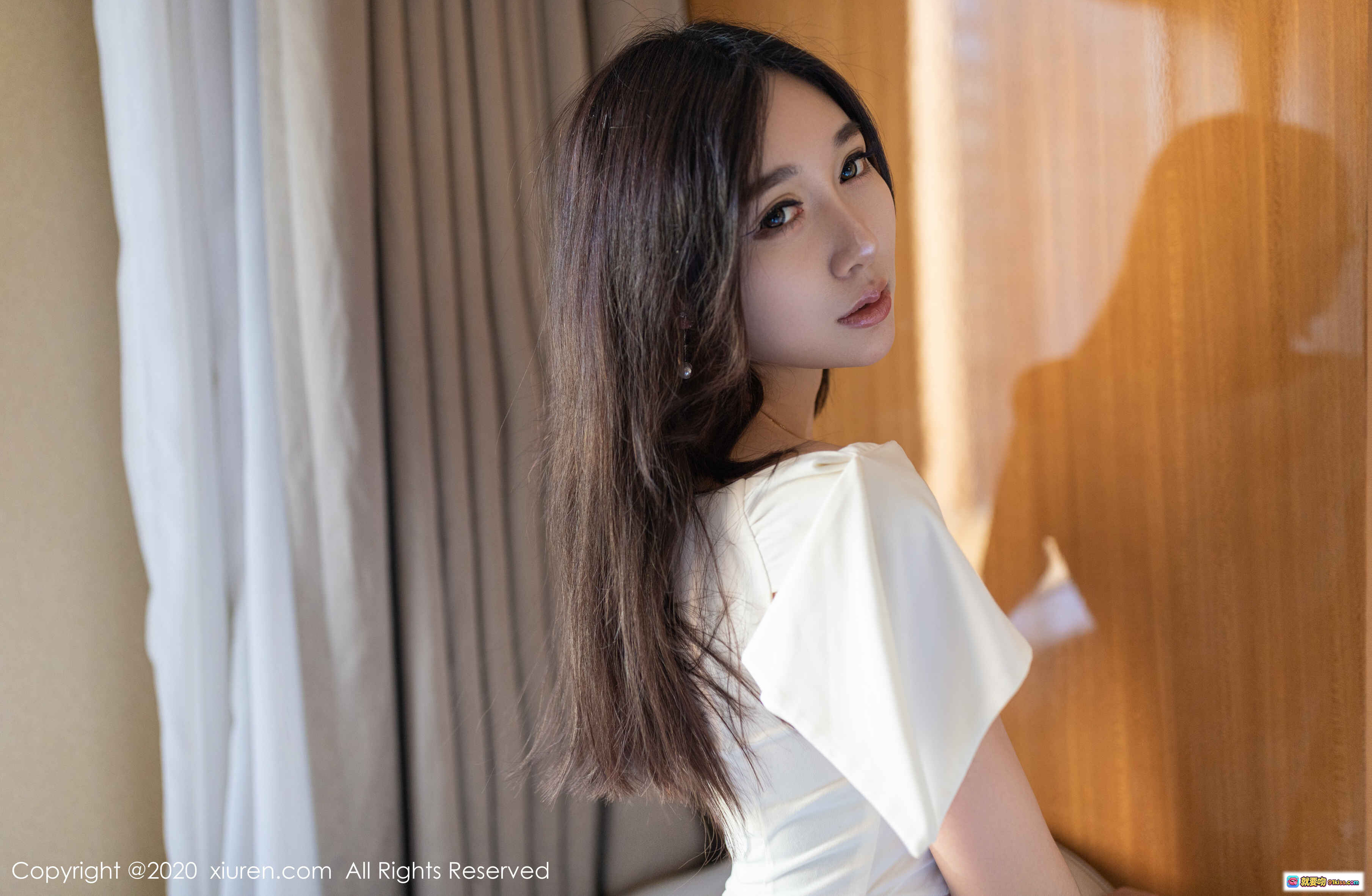 图片[5] - 伊思思niko白色露肩裙优雅坐姿美腿高跟鞋室内写真 – XIUREN秀人网2020.03.25 No.2097 - 就要吻