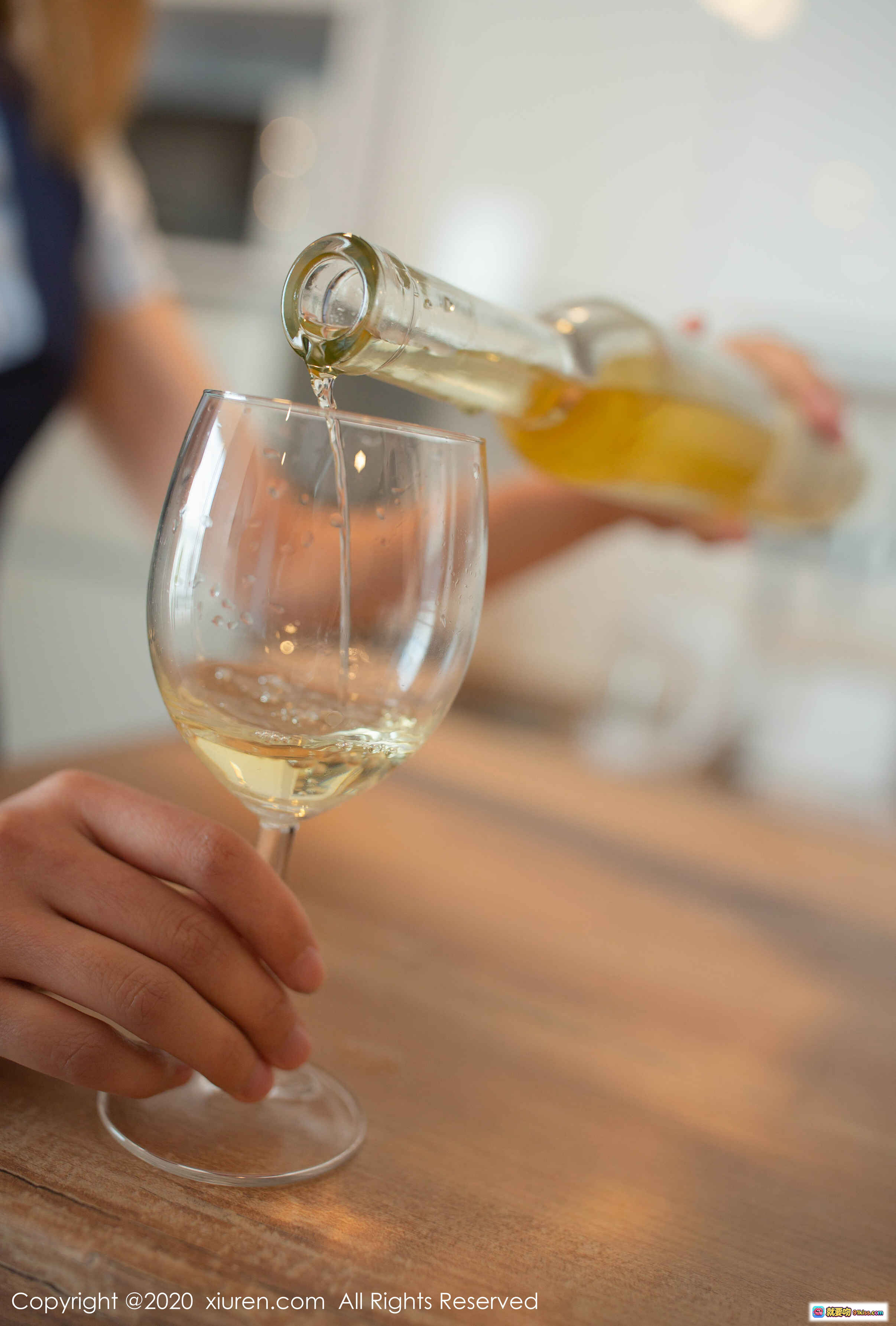 图片[6] - 黑丝美腿性感写真 | 透明黑纱裙搭配短裙 | 户外泳池边优雅姿态 | 秀人网阿朱2020精选图集 - 就要吻