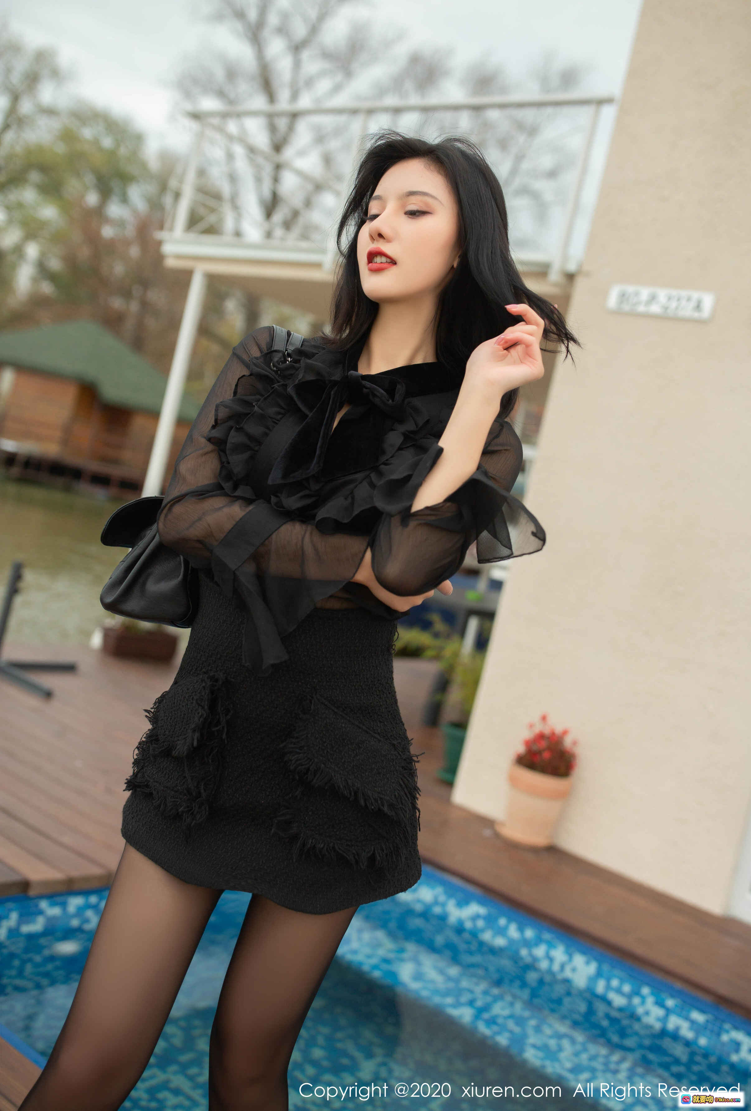 图片[2] - 黑丝美腿性感写真 | 透明黑纱裙搭配短裙 | 户外泳池边优雅姿态 | 秀人网阿朱2020精选图集 - 就要吻