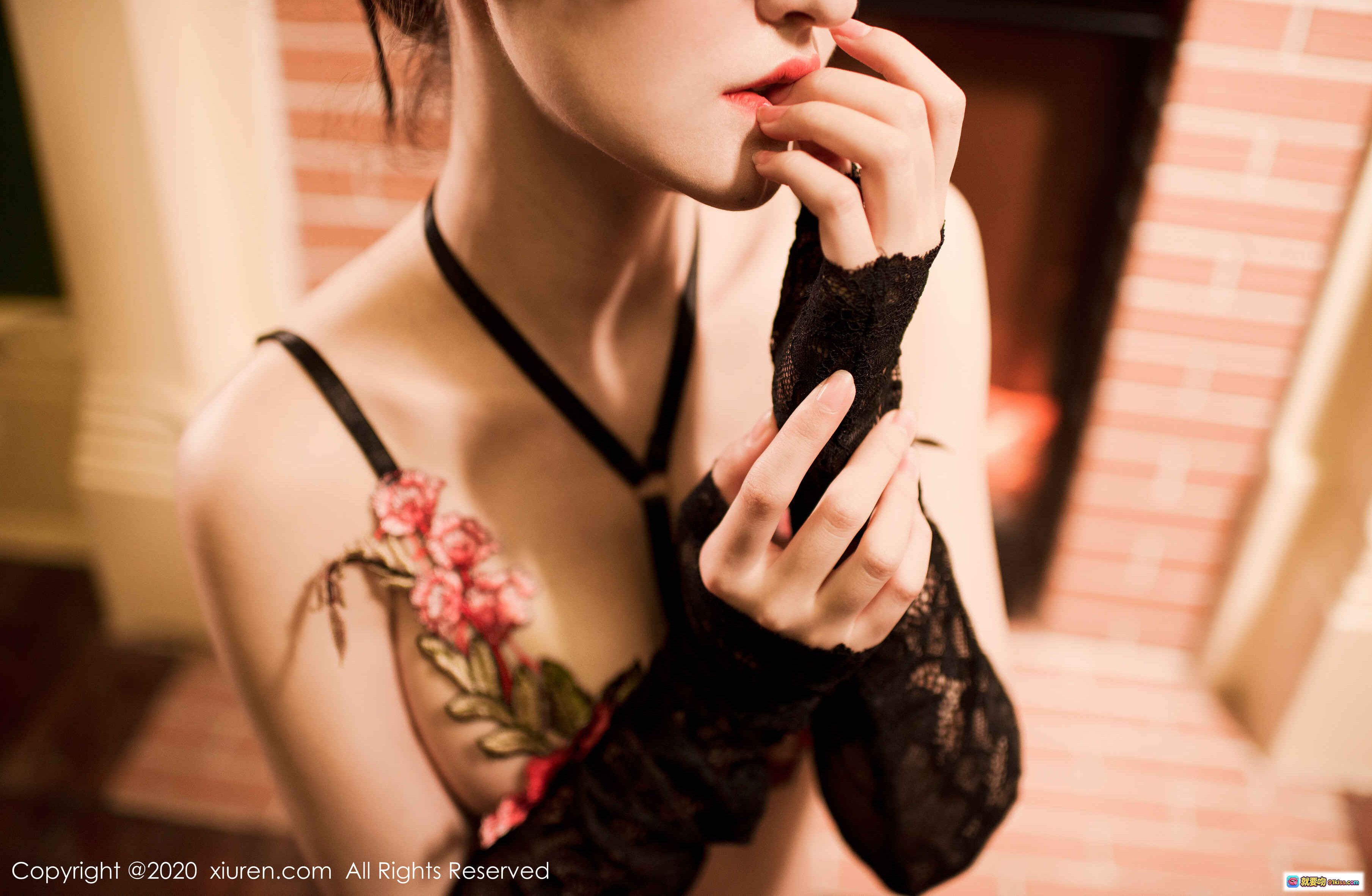 图片[2] - 沈梦瑶性感写真｜黑色蕾丝内衣搭配花卉刺绣｜复古镜前私房美照｜XIUREN秀人网2020.01.11 No.1923 - 就要吻