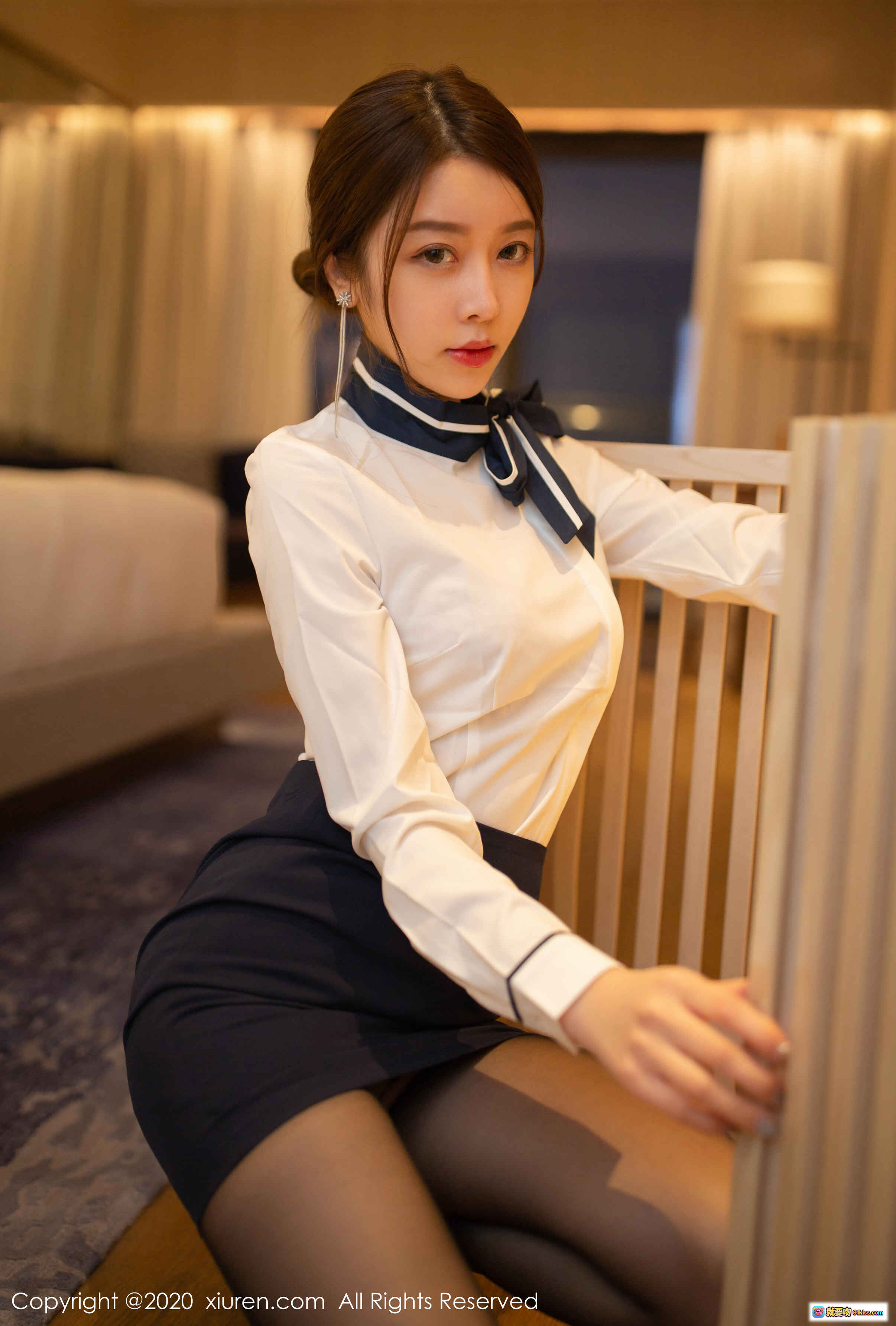 夏诗雯Sally优雅制服写真 | 白衬衫黑短裙丝袜美腿 | 室内温馨场景高清摄影 | XIUREN秀人网2020.05.20 No.2267 - 就要吻