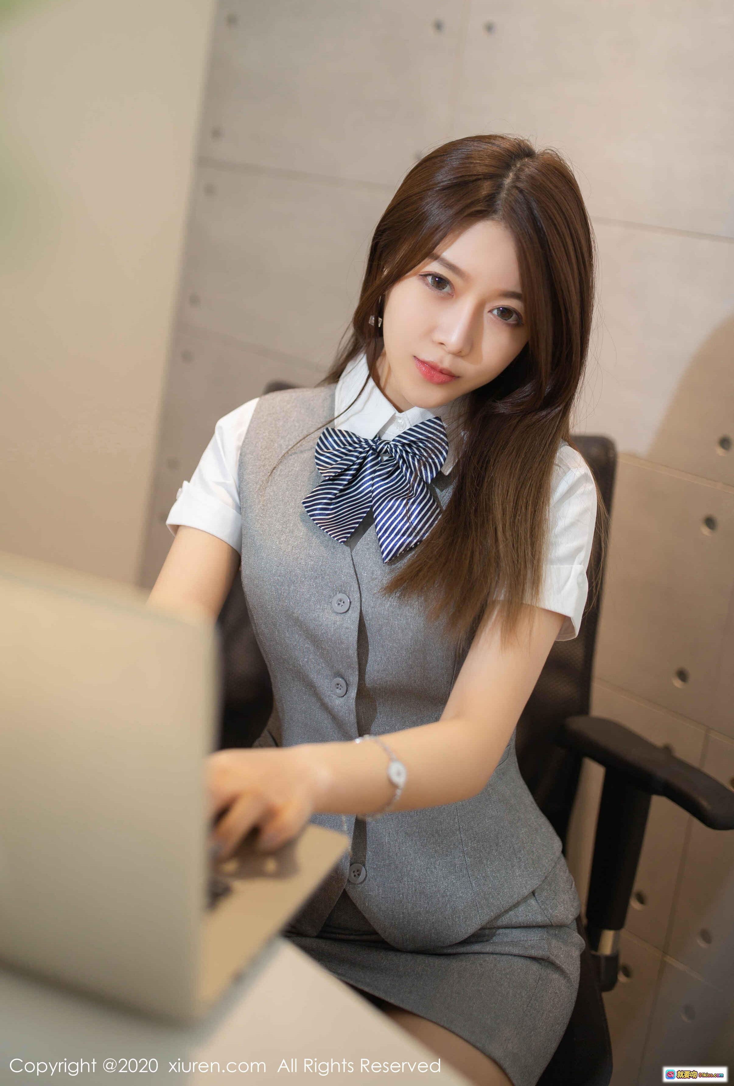 图片[10] - 夏诗诗Sally办公室制服写真 | 灰色马甲短裙+蝴蝶结+高跟美腿 | XIUREN秀人网2020.04.15 No.2159 - 就要吻