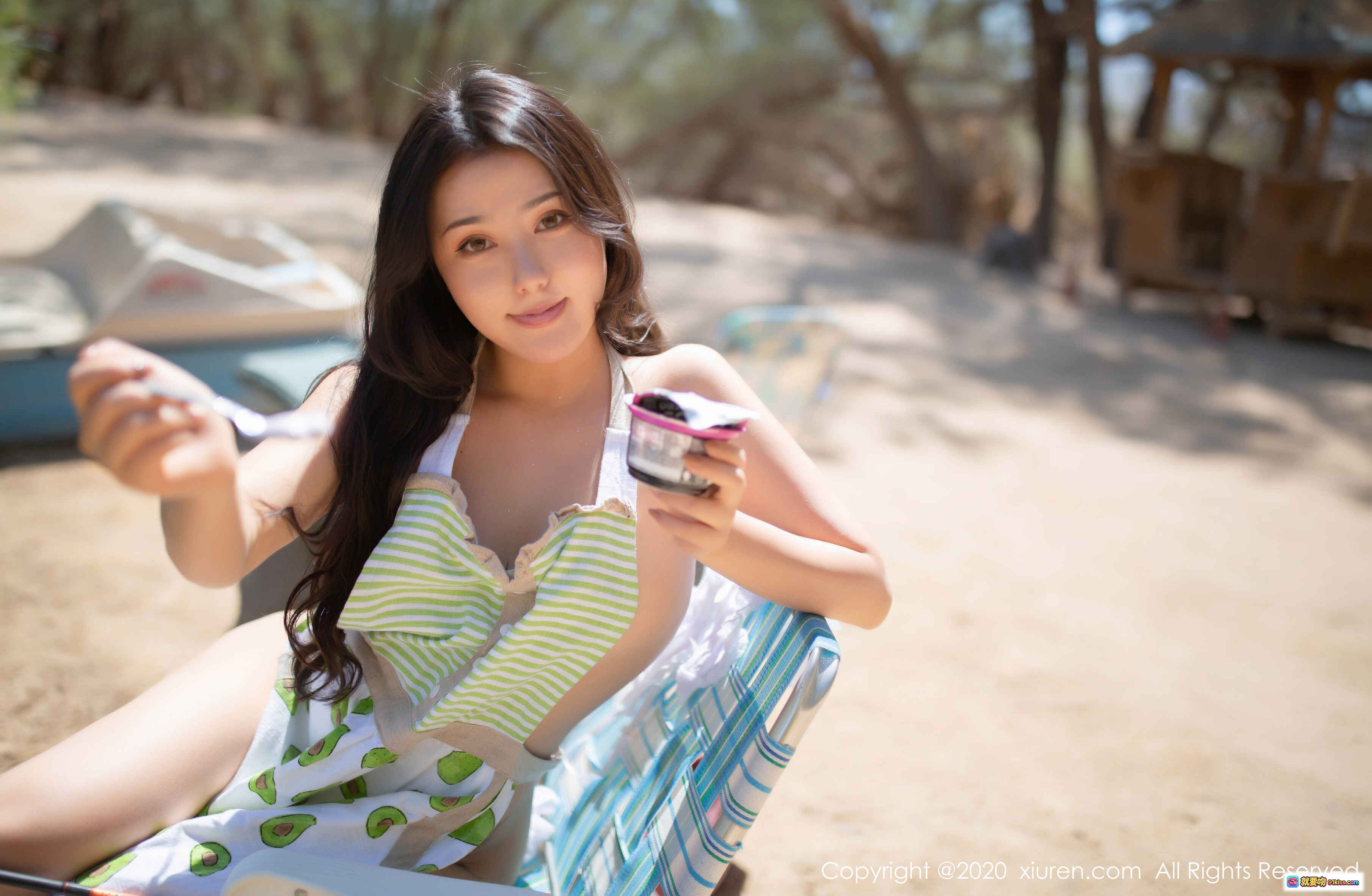 图片[3] - 玛鲁娜Manuela户外泳装写真 | 秀人网No.1981性感美臀背影 | 自然光绿植背景沙滩椅场景 - 就要吻