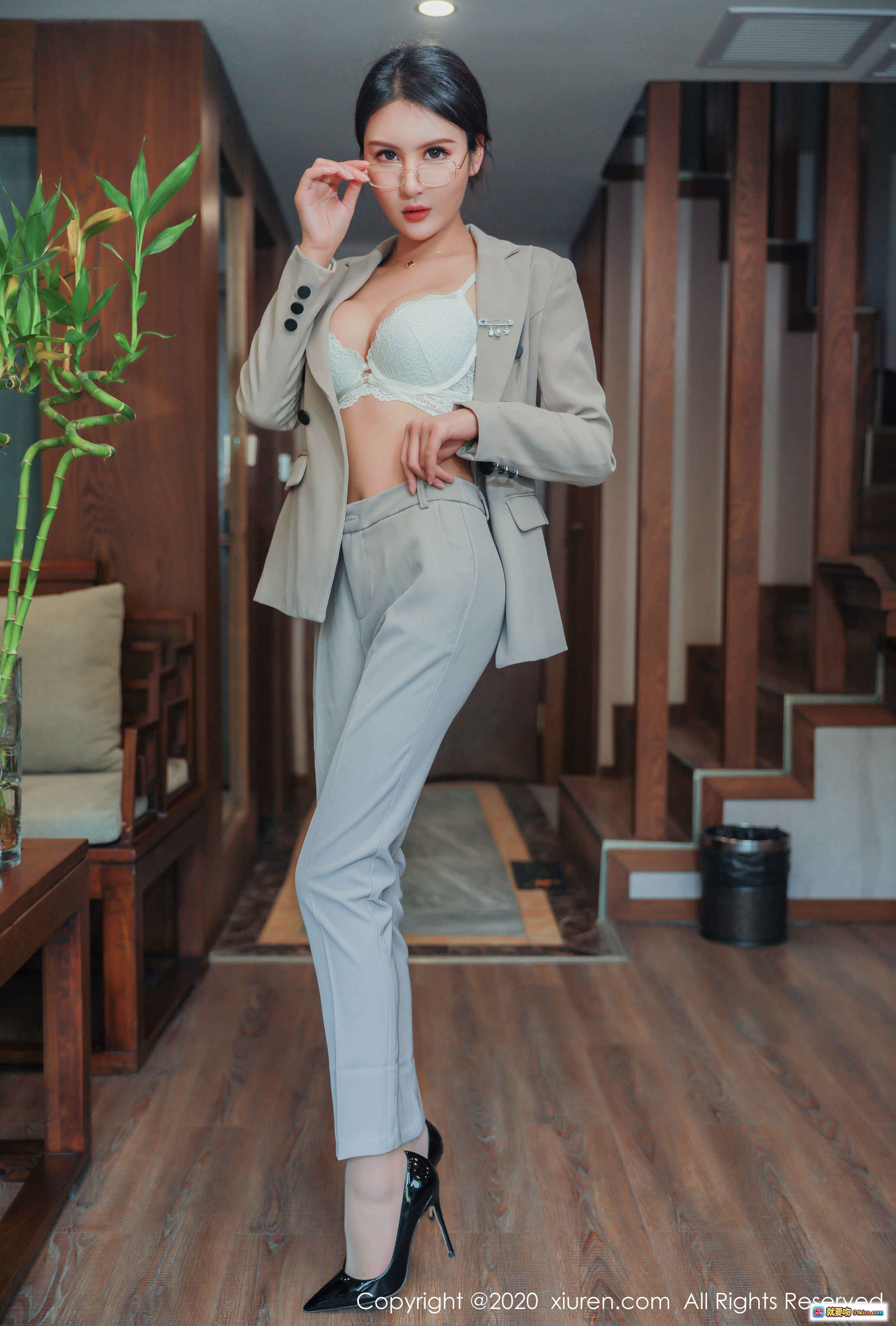 图片[7] - Emily顾奈奈灰色西装套装写真｜优雅知性眼镜美女｜秀人网2020精选高清图集 - 就要吻