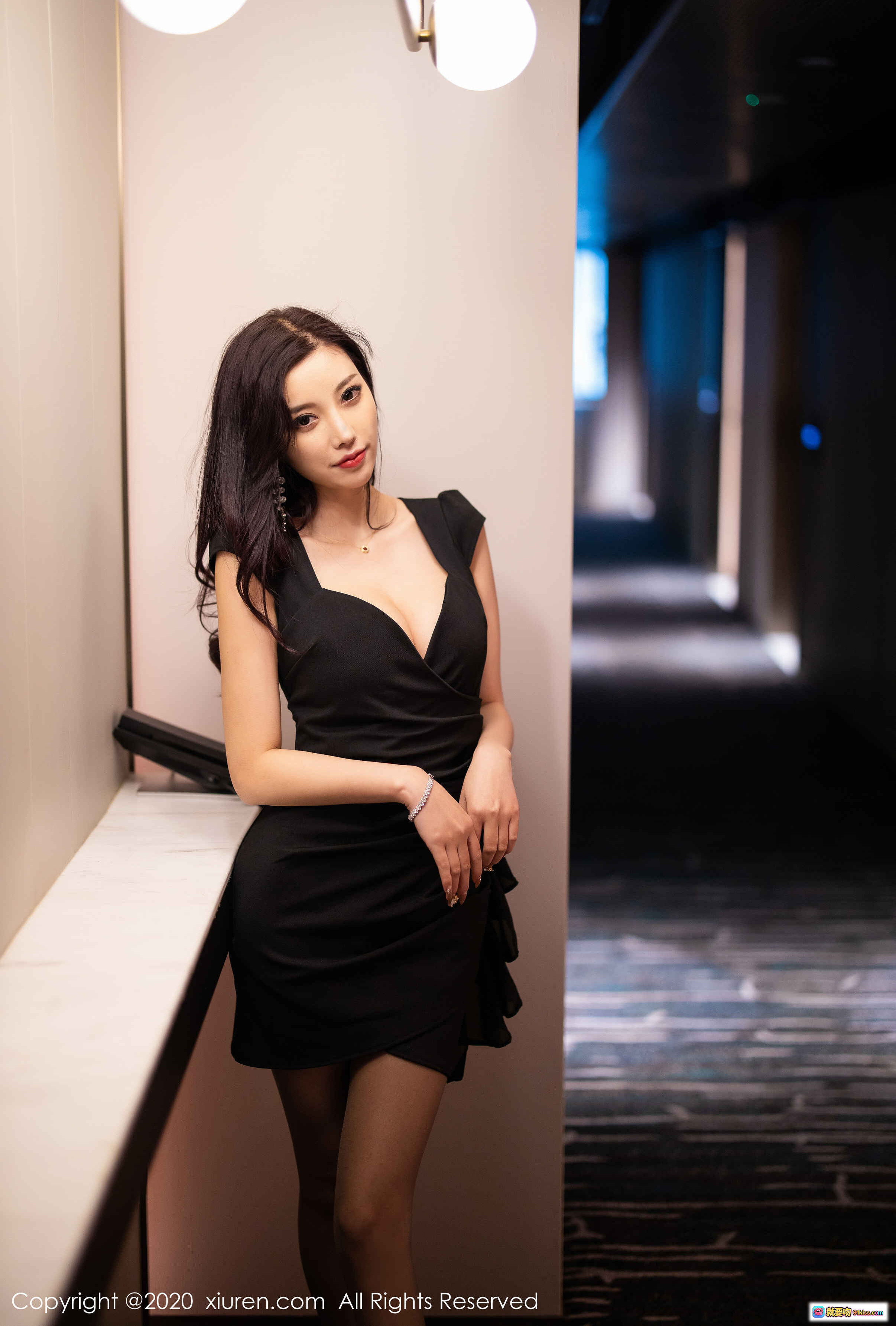 图片[8] - 杨晨晨Sugar黑裙性感写真 | XIUREN秀人网2020.05.13 No.2241 | 优雅气质长发美女室内私房照 - 就要吻