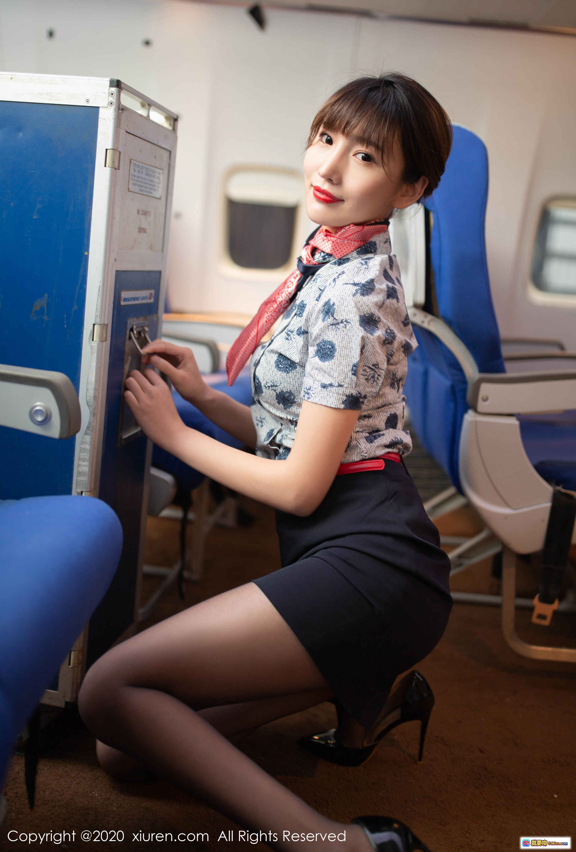 图片[10] - 陆萱萱空姐制服写真 | 黑丝美腿高跟鞋 | 飞机舱内优雅姿态 | XIUREN秀人网2020.04.30 No.2206 - 就要吻