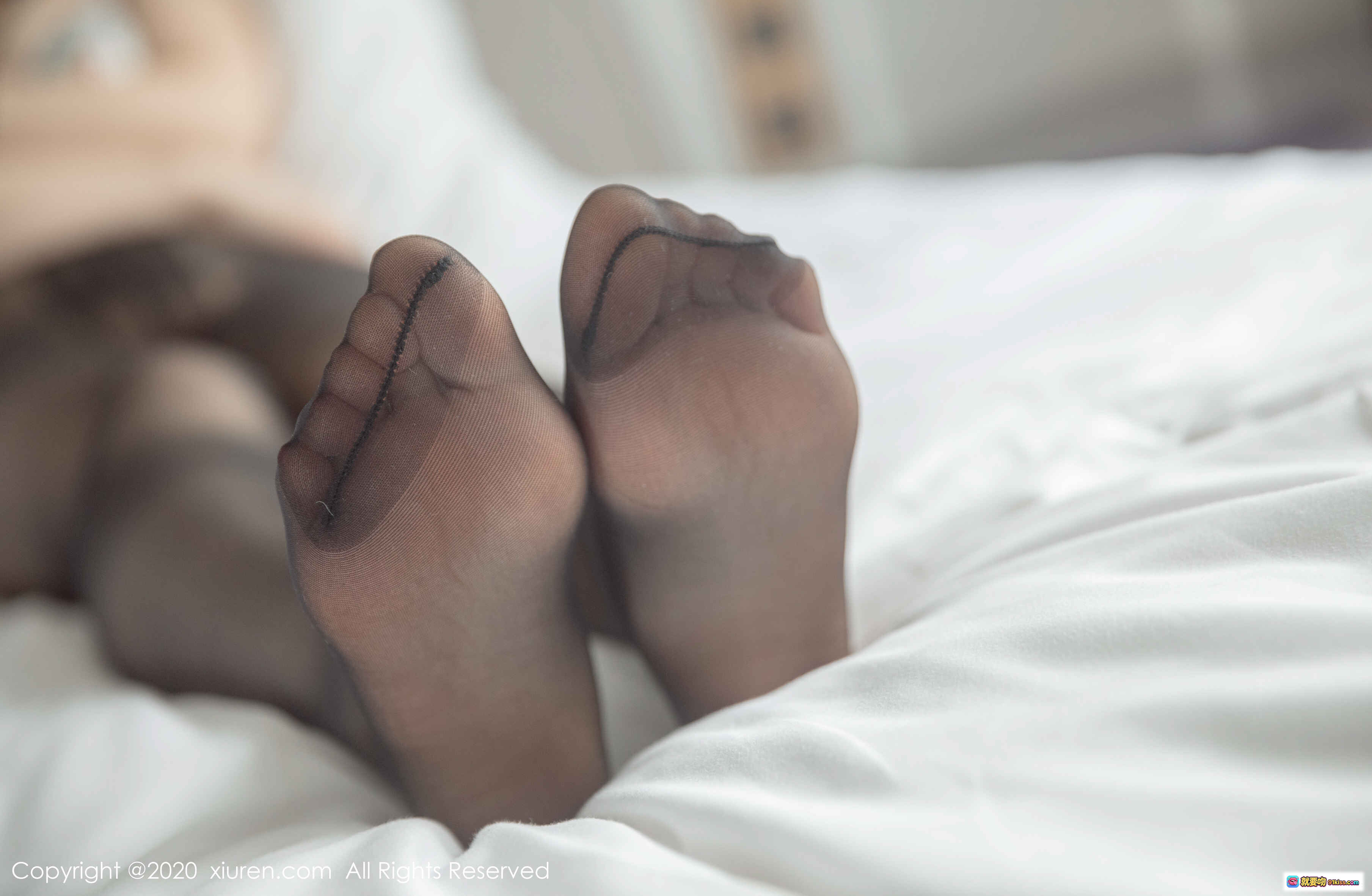 图片[5] - 诗诗kiki黑丝美腿特写 | XIUREN秀人网2020.04.29 No.2201 | 红甲白床纯欲风写真 - 就要吻