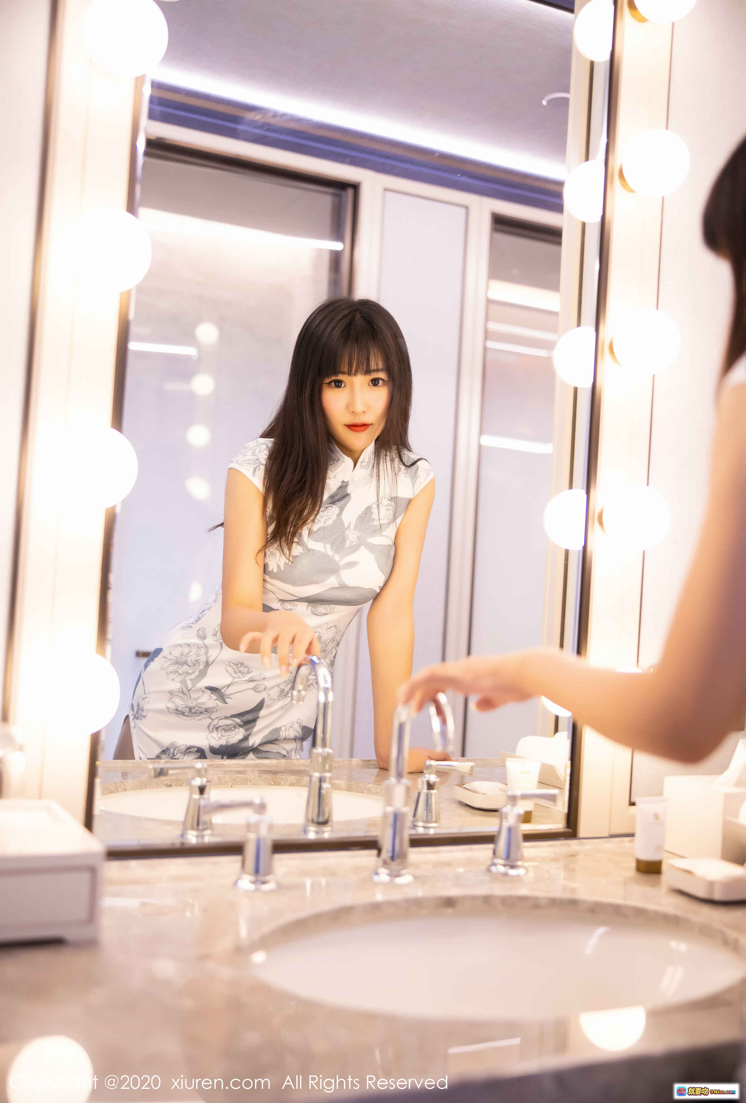 图片[1] - 童千艺cara旗袍写真｜浴室镜前优雅姿态｜XIUREN秀人网2020.05.04 No.2211高清美图 - 就要吻